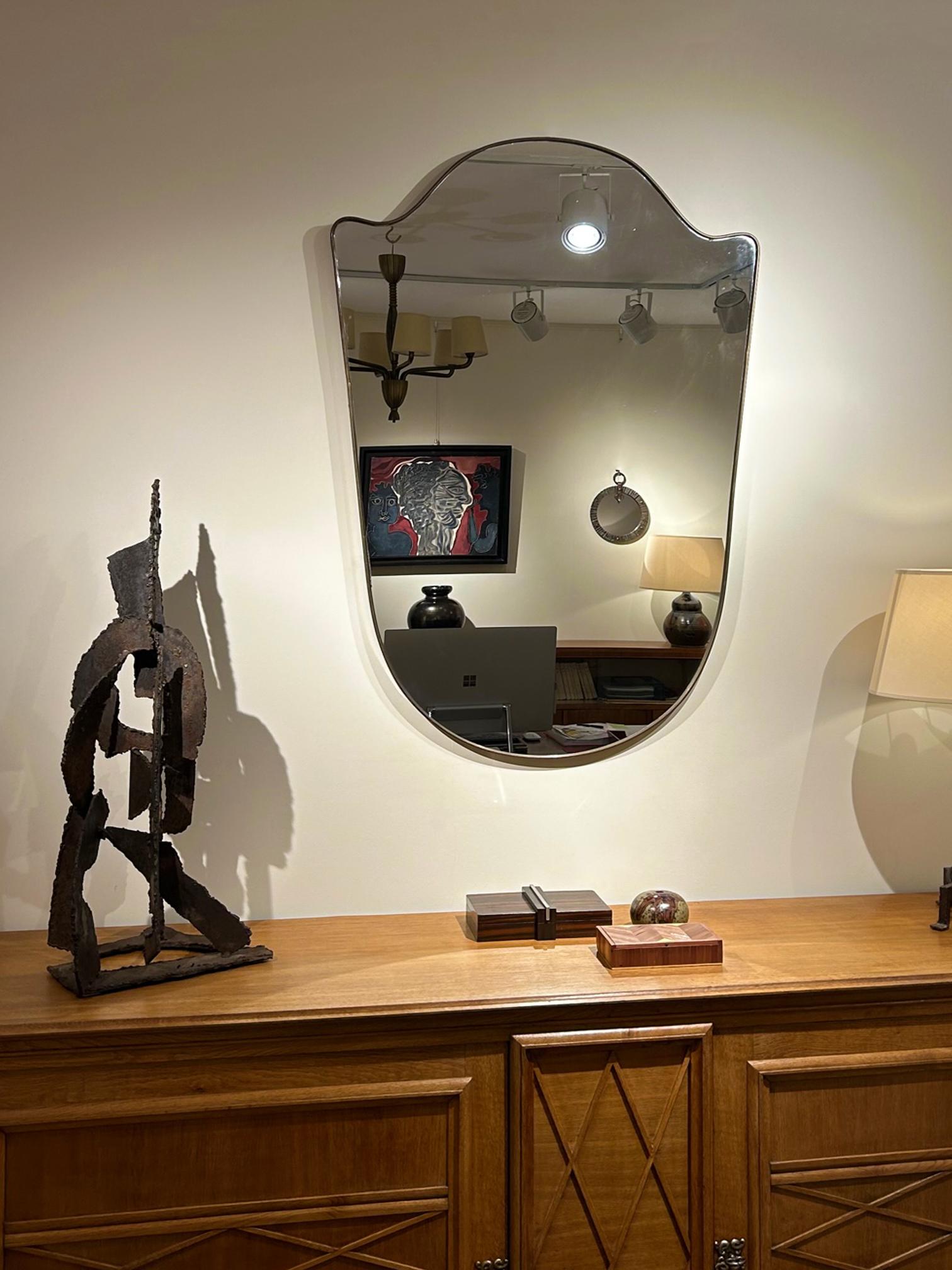 Mid-Century Modern Grand miroir à bouclier en laiton en vente