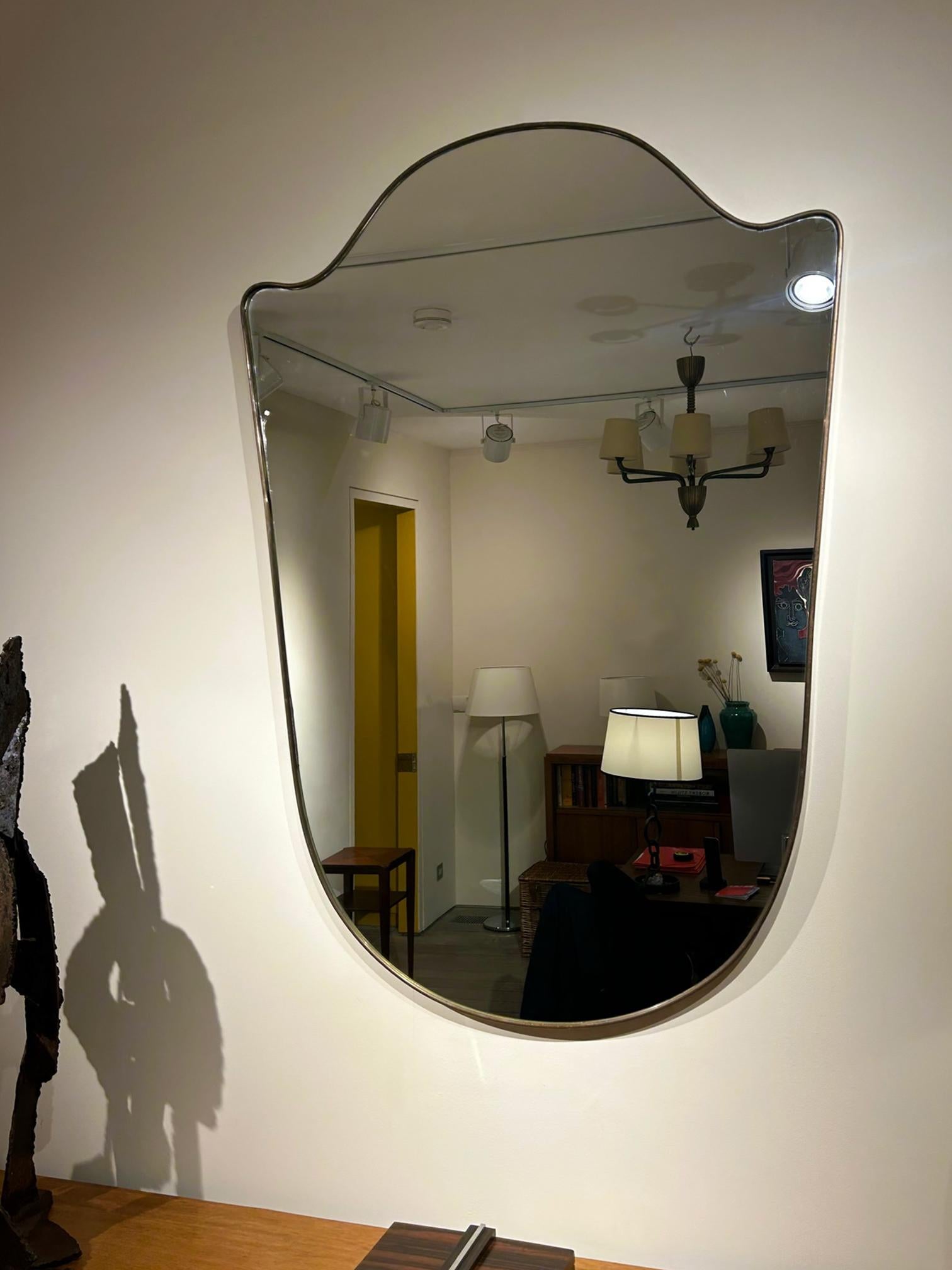 italien Grand miroir à bouclier en laiton en vente
