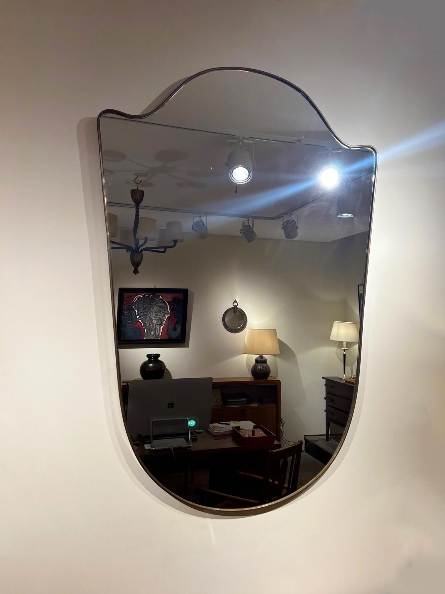 Grand miroir à bouclier en laiton Bon état - En vente à London, GB
