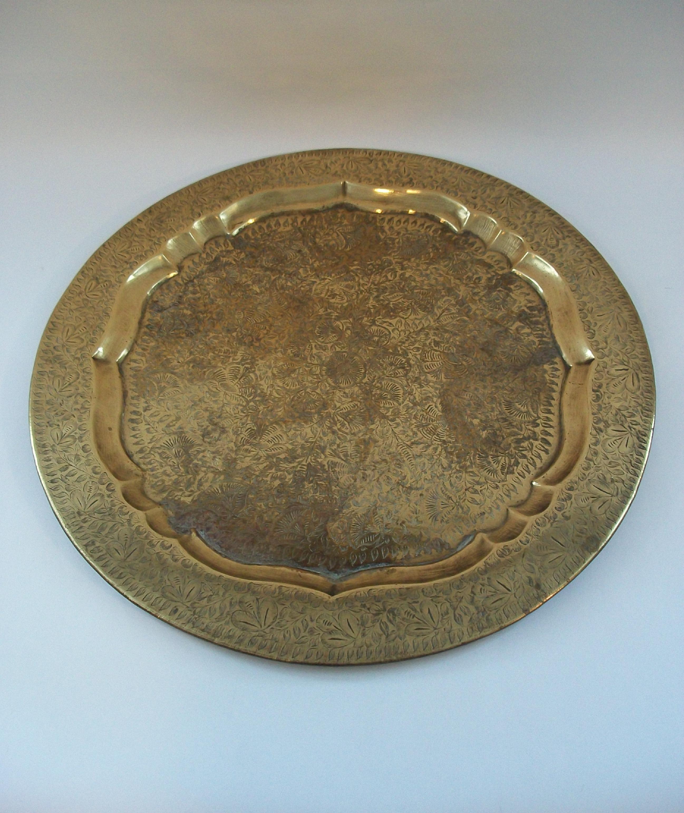 Large Brass South Asian Serving Tray - Hand Etched Top - India - Circa 1980's Angloindio en venta