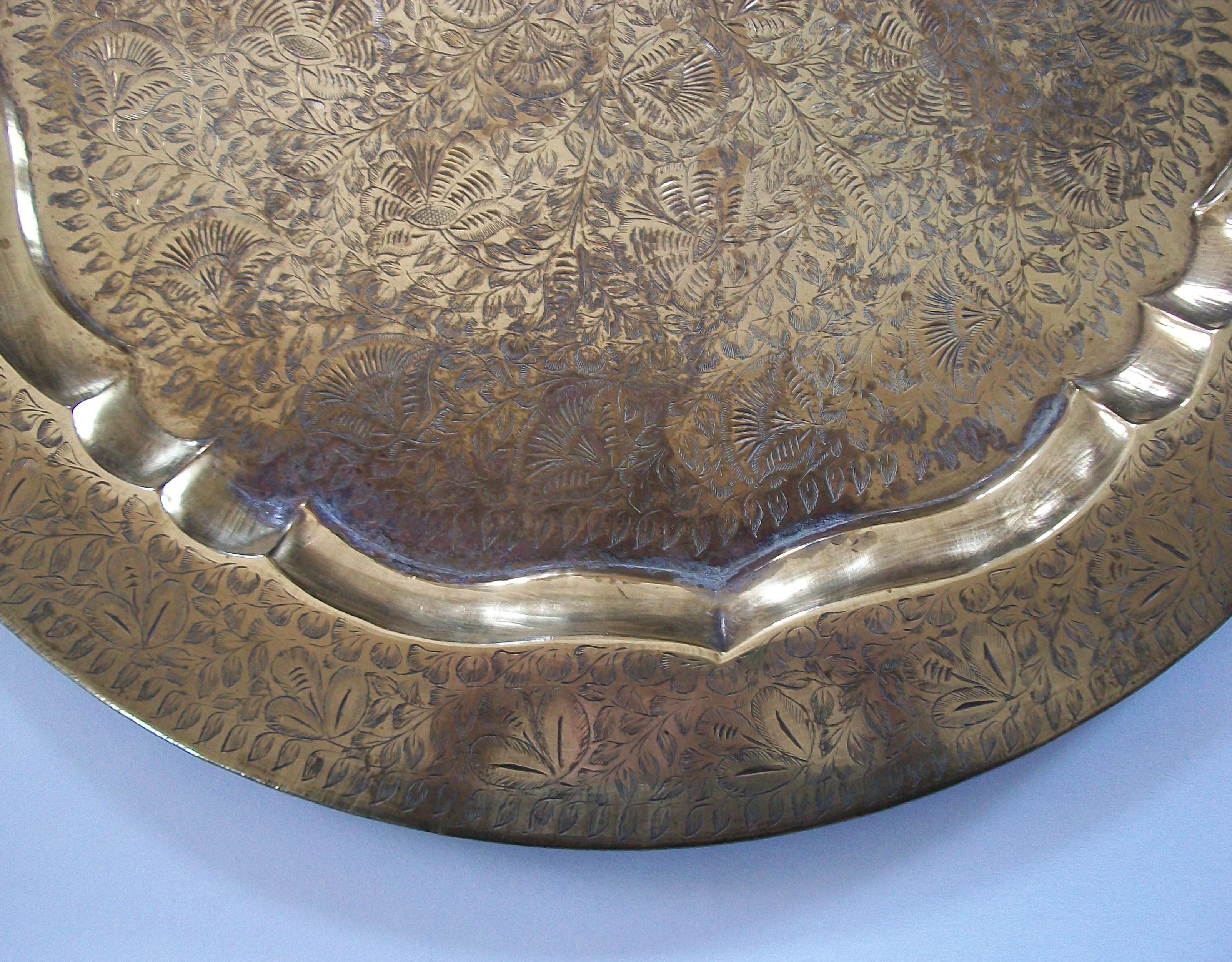 Large Brass South Asian Serving Tray - Hand Etched Top - India - Circa 1980's Indio en venta