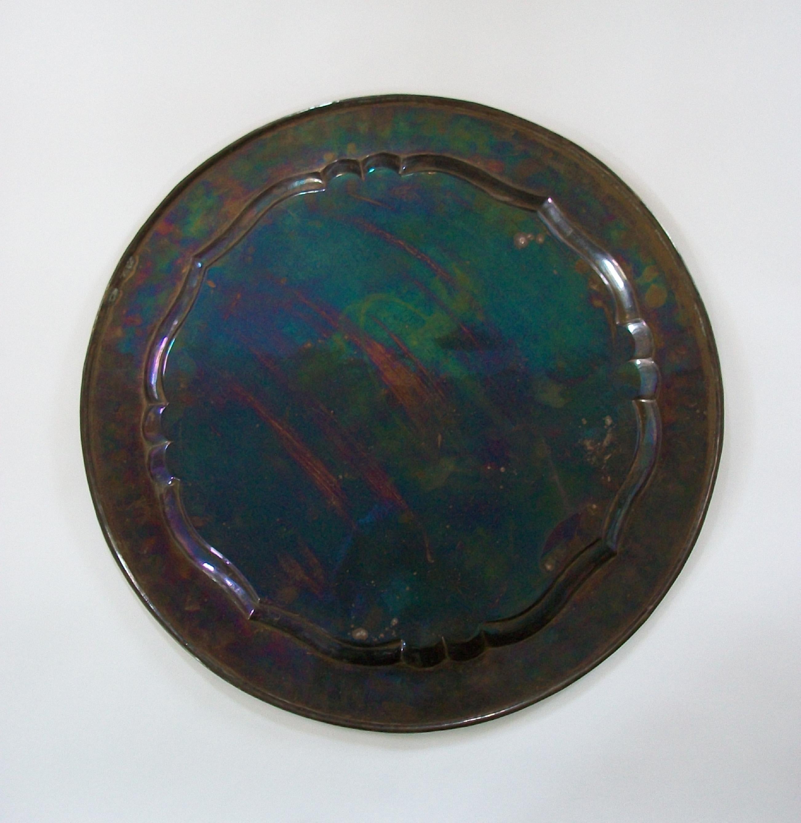 Large Brass South Asian Serving Tray - Hand Etched Top - India - Circa 1980's Grabado en venta