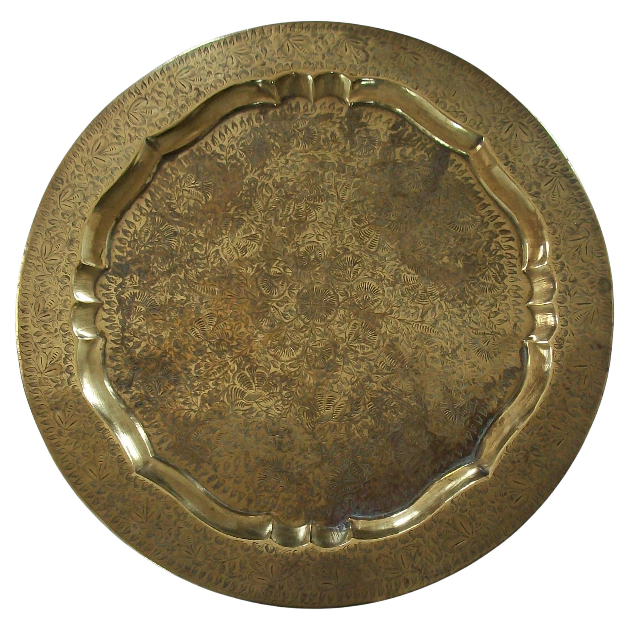 Large Brass South Asian Serving Tray - Hand Etched Top - India - Circa 1980's en venta