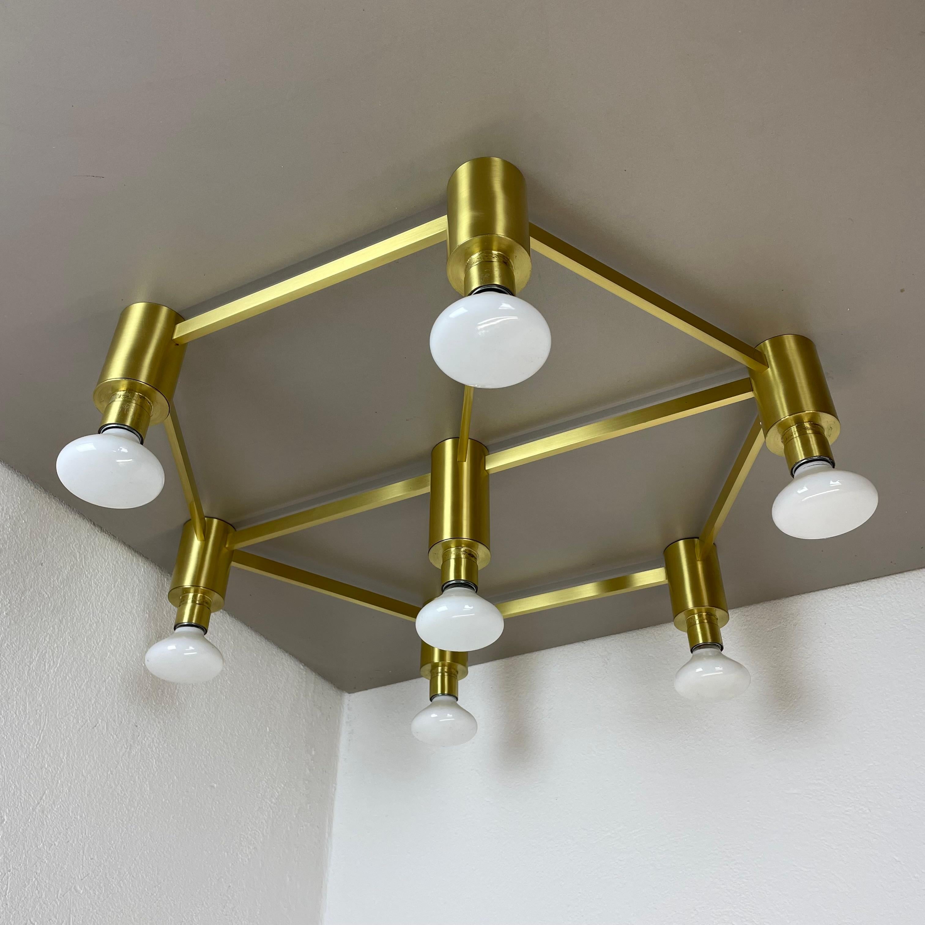 Article:

brass ceiling light, flush mount also useable as wall light



Origin:

Italy



Age:

1960s




This vintage modernist ceiling light was produced in the 1960s in Italy. The lights is made of solid brass and has a fantastic cubic spider