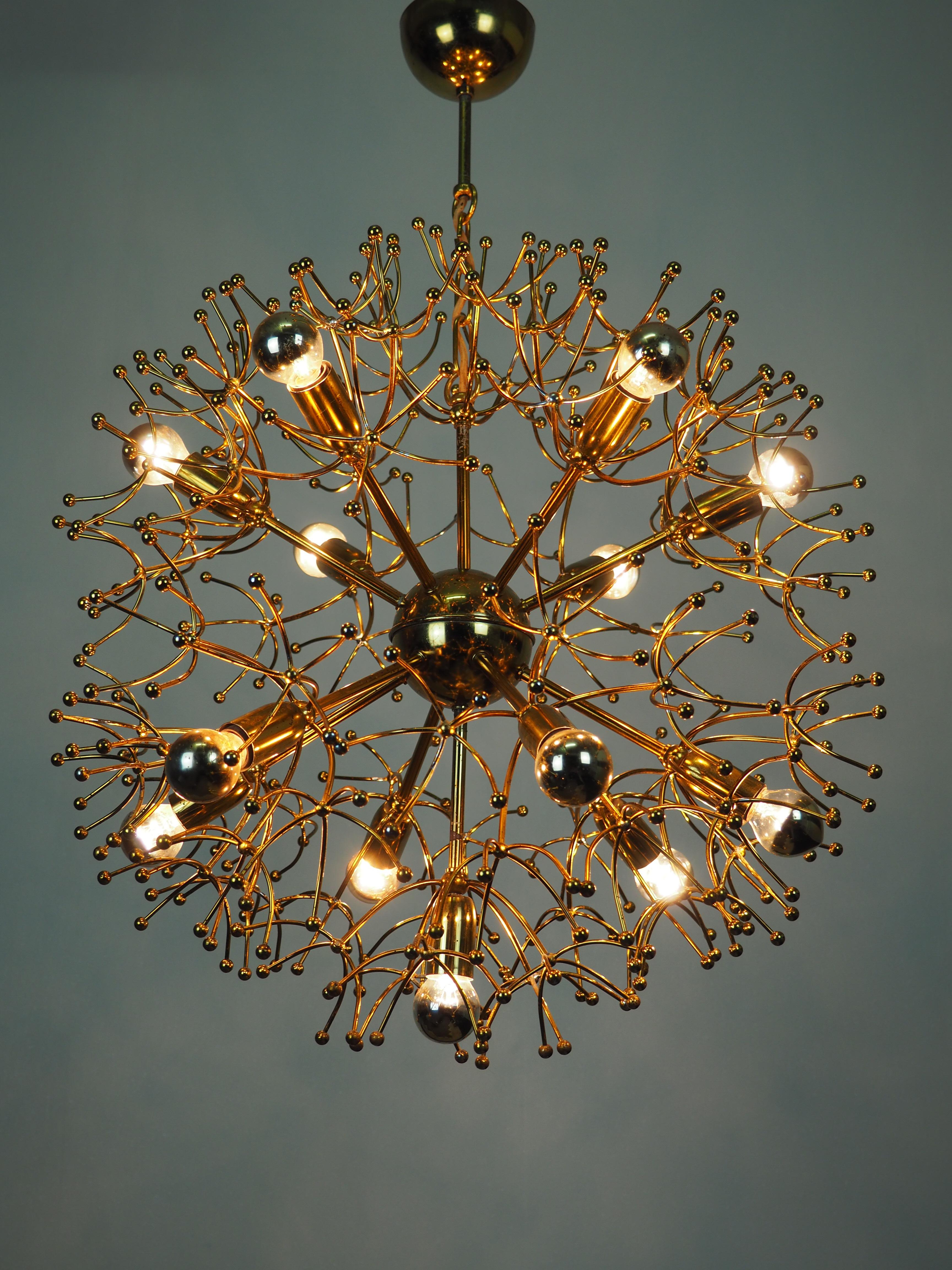 An amazing midcentury 13-light brass chandelier attributed to Geateno Sciolari, Italy, circa 1960s.
Socket: 13 x E14 (Edison) for standard screw bulbs.
In a very good condition.

  