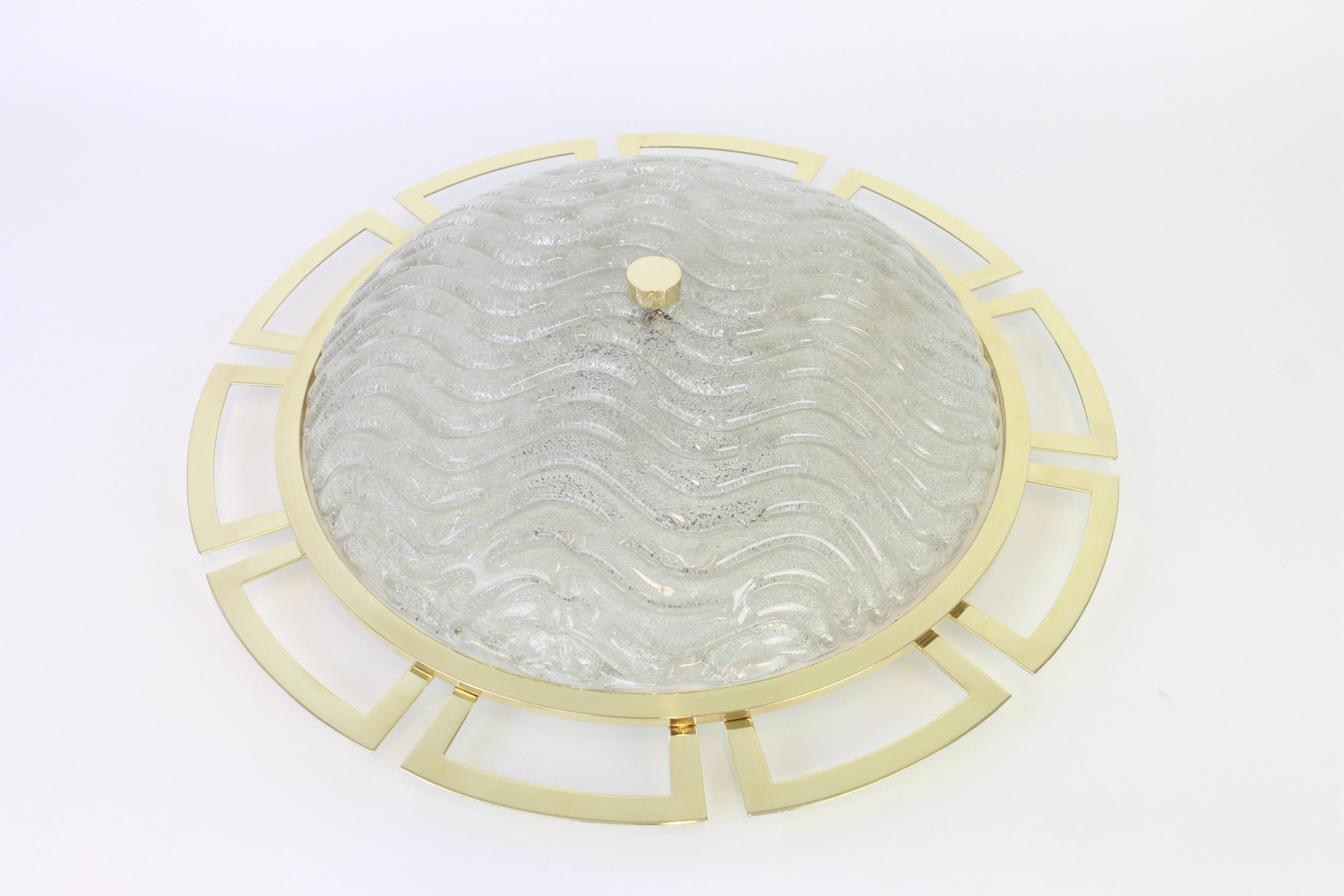 Große Einbaubeleuchtung im Sputnik-Stilnovo-Stil aus Messing, 1970er Jahre (Moderne der Mitte des Jahrhunderts) im Angebot