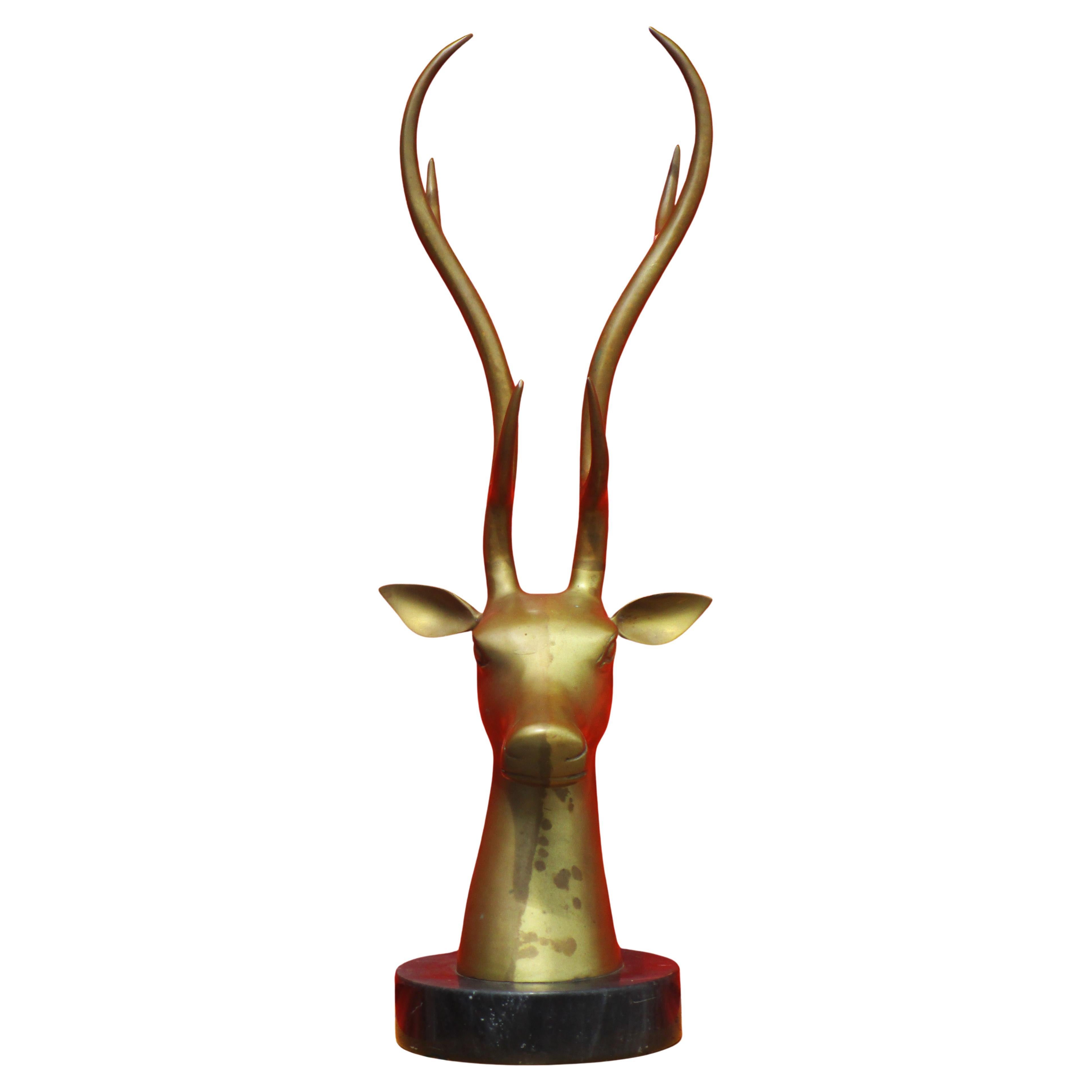 Grande scultura in ottone a forma di testa di cervo con base circolare originale in marmo nero (la base misura 8