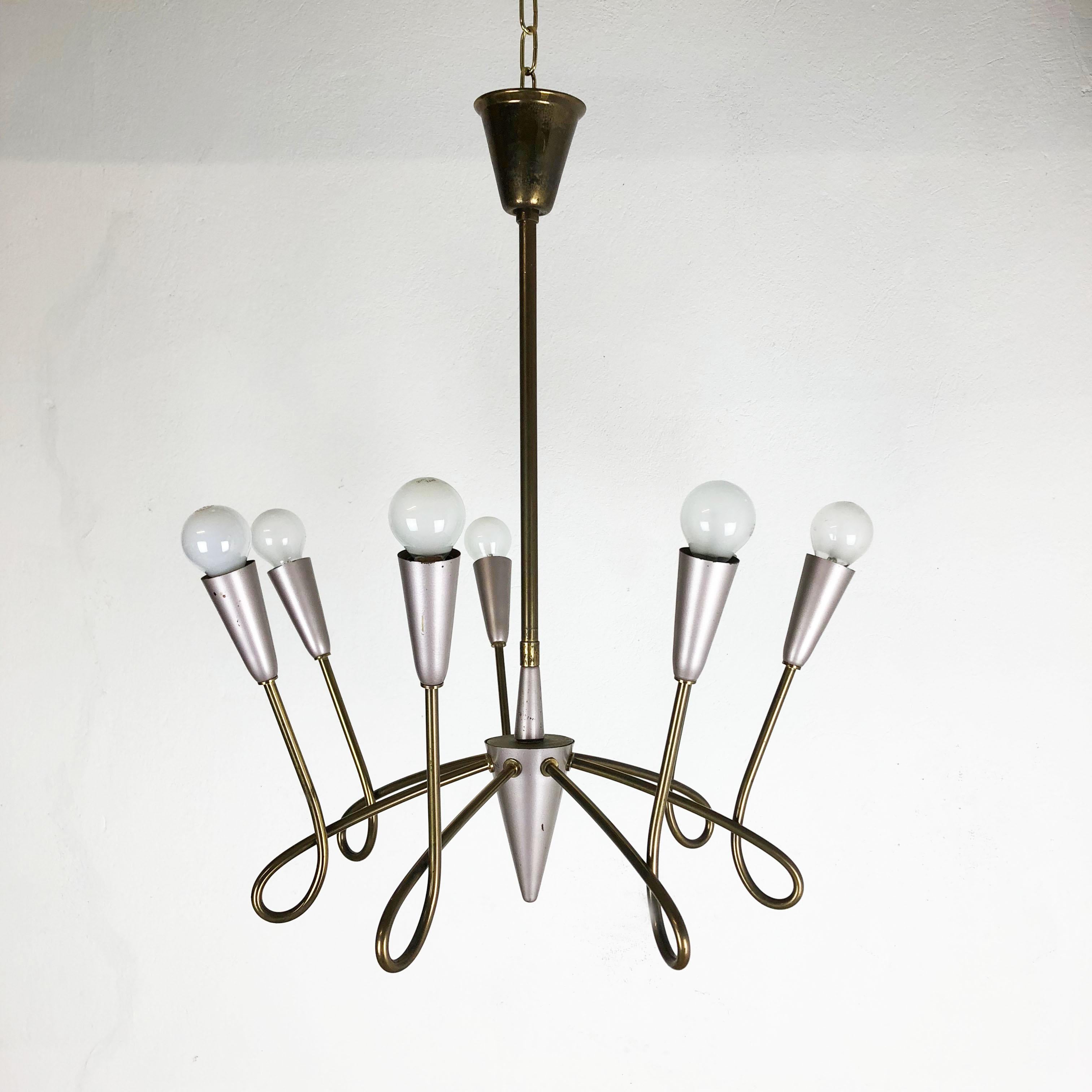 Article:

hanging light


Producer:

Origin Italy in the manner of STILNOVO



Age:

1950s



This modernist light was produced in Italy in the 1950s. It is made from solid brass with light arm socket elements in light silver tone.
