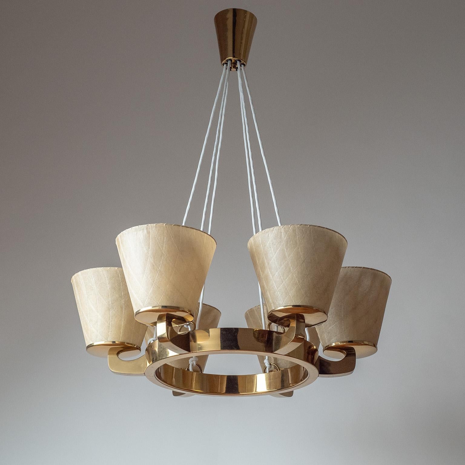 Impressionante lampadario a sospensione austriaco in ottone degli anni 1940-1950, attribuito a Rupert Nikoll. Ferramenta in ottone lucido con paralumi conici in fibra di vetro. Condizioni originali molto buone con una lieve patina sull'ottone e