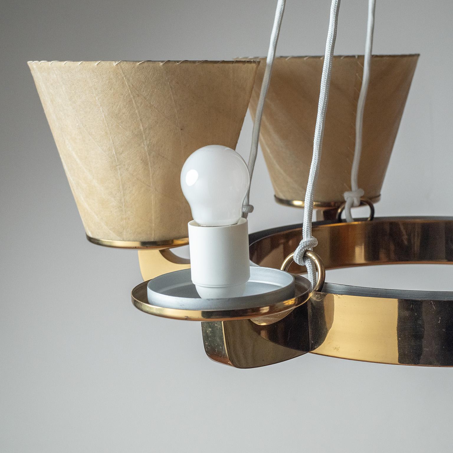 Grande lampadario a sospensione in ottone, circa 1950 in vendita 1