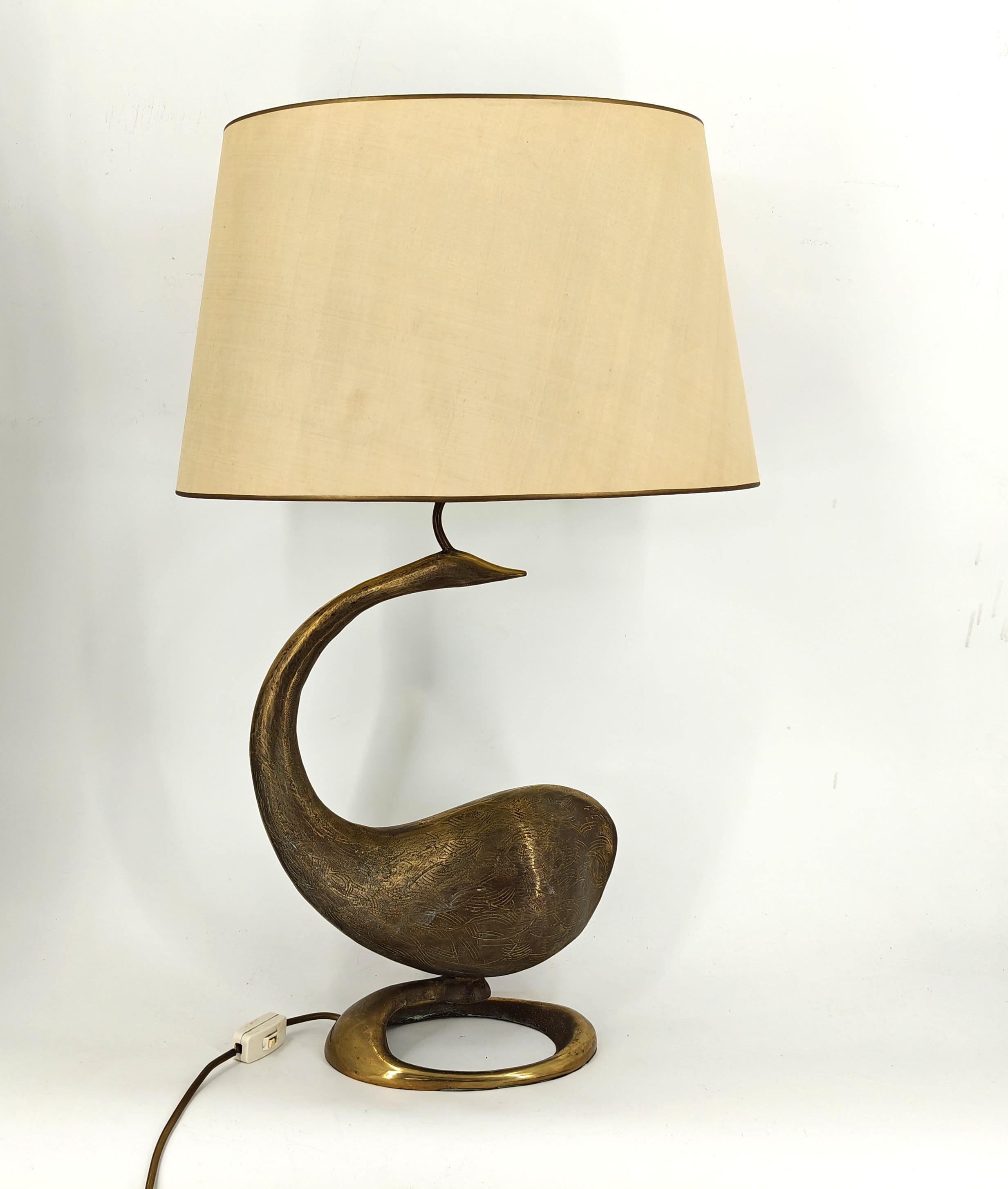 Vintage solid brass swan shaped table lamp.

Beautifully detailed swan sculpture on a cool base.

Comes with its original fabric chase

1960s - Italy

The lamp works with one E26/E27 light bulb (works all over the world)

Tested and ready to