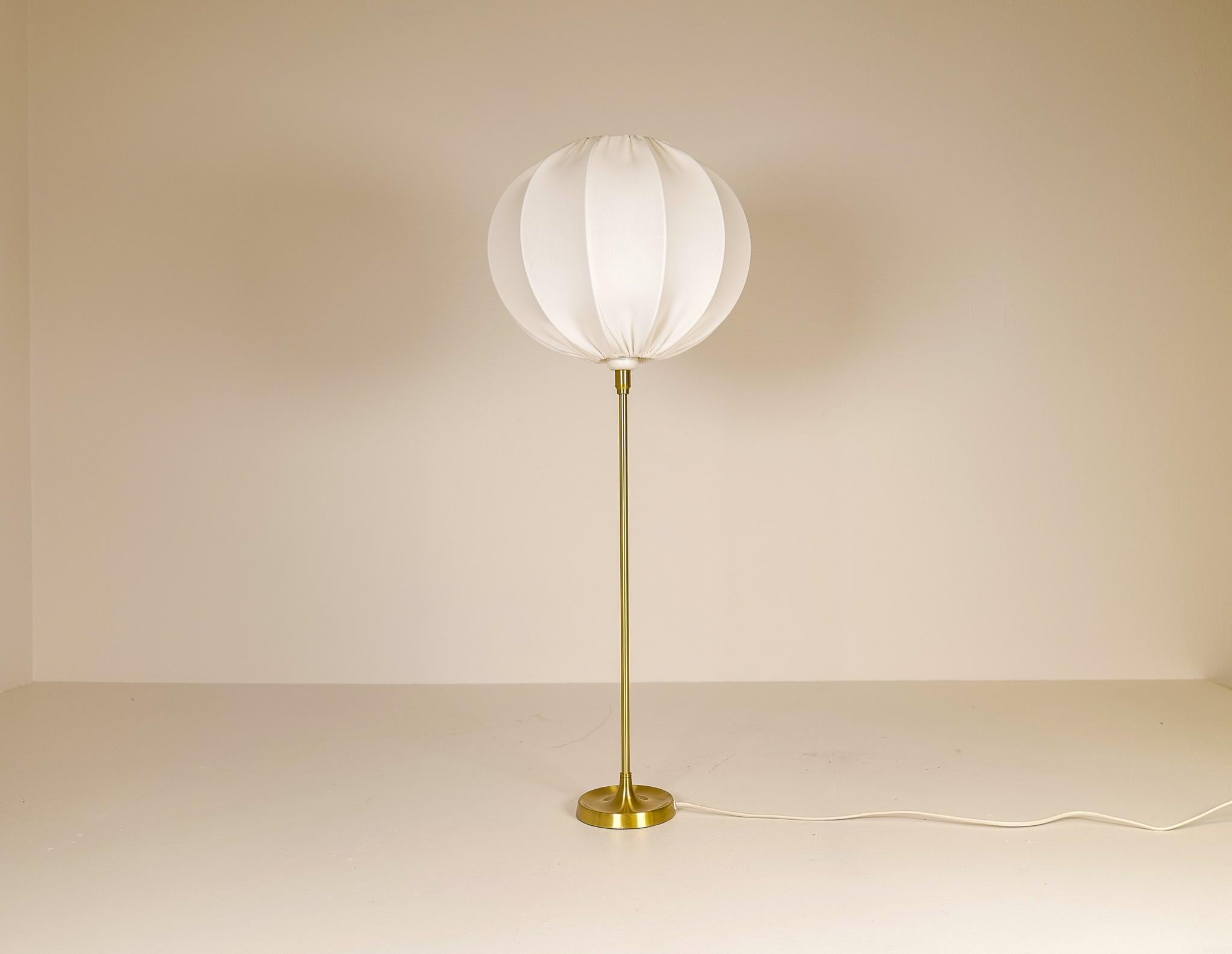 This sizable table lamp in brass, designed by Aage Petersen for Le Klint. Denmark, 1970s. All new cotton shade made in Sweden are included. This lamp modell 307 was designed in the 1948 and was a part of Le Klint collection. 

Good vintage