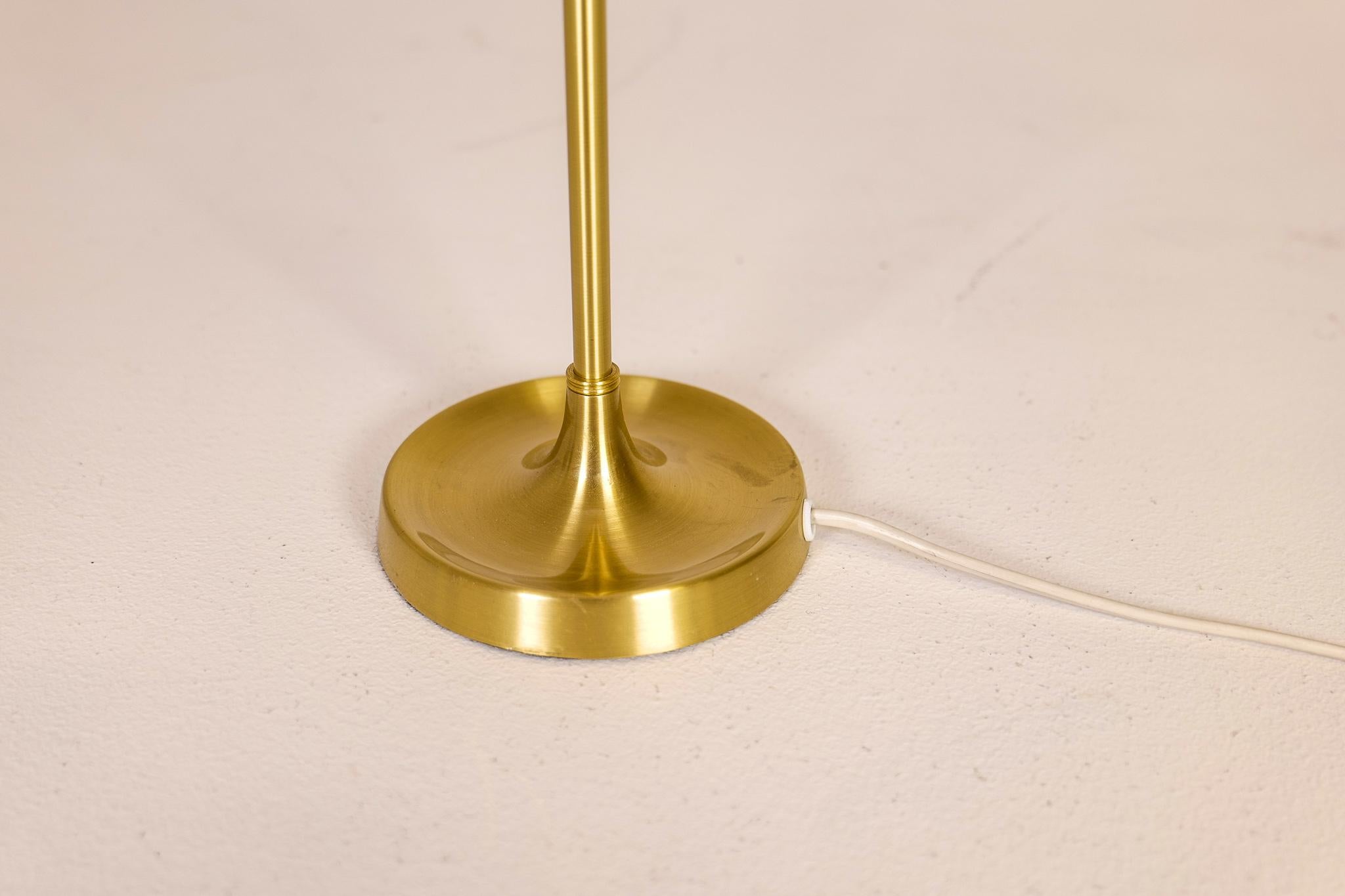 Large Brass Table Lamp Aage Petersen, for Le Klint, Denmark, 1970s In Good Condition For Sale In Hillringsberg, SE