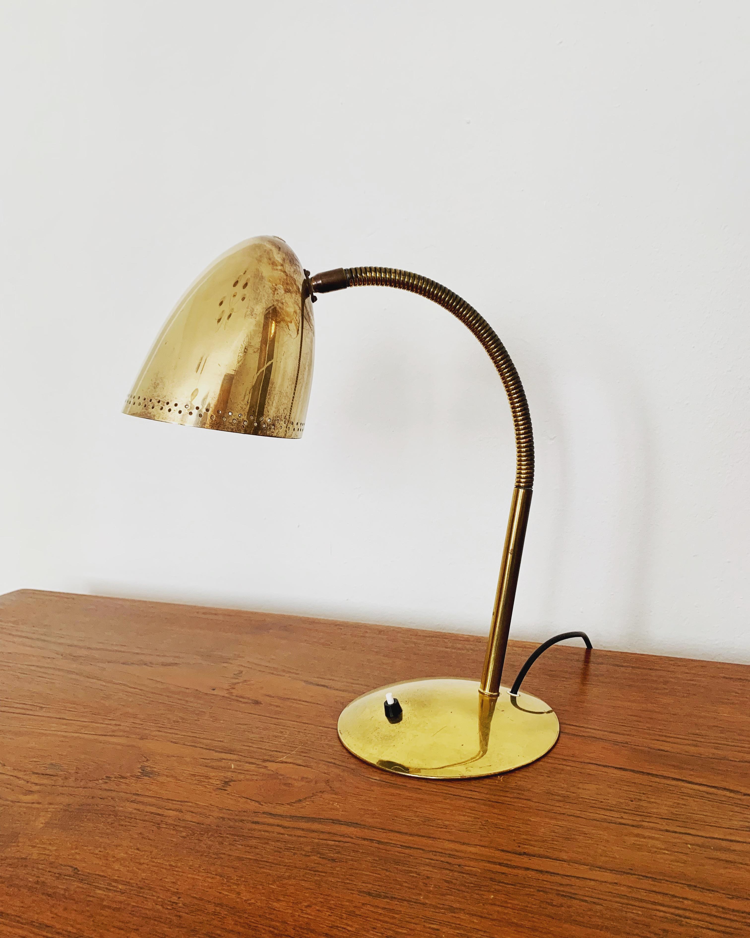 Lámpara de mesa grande de latón by Kaiser Idell 6754 en Bueno estado para la venta en München, DE