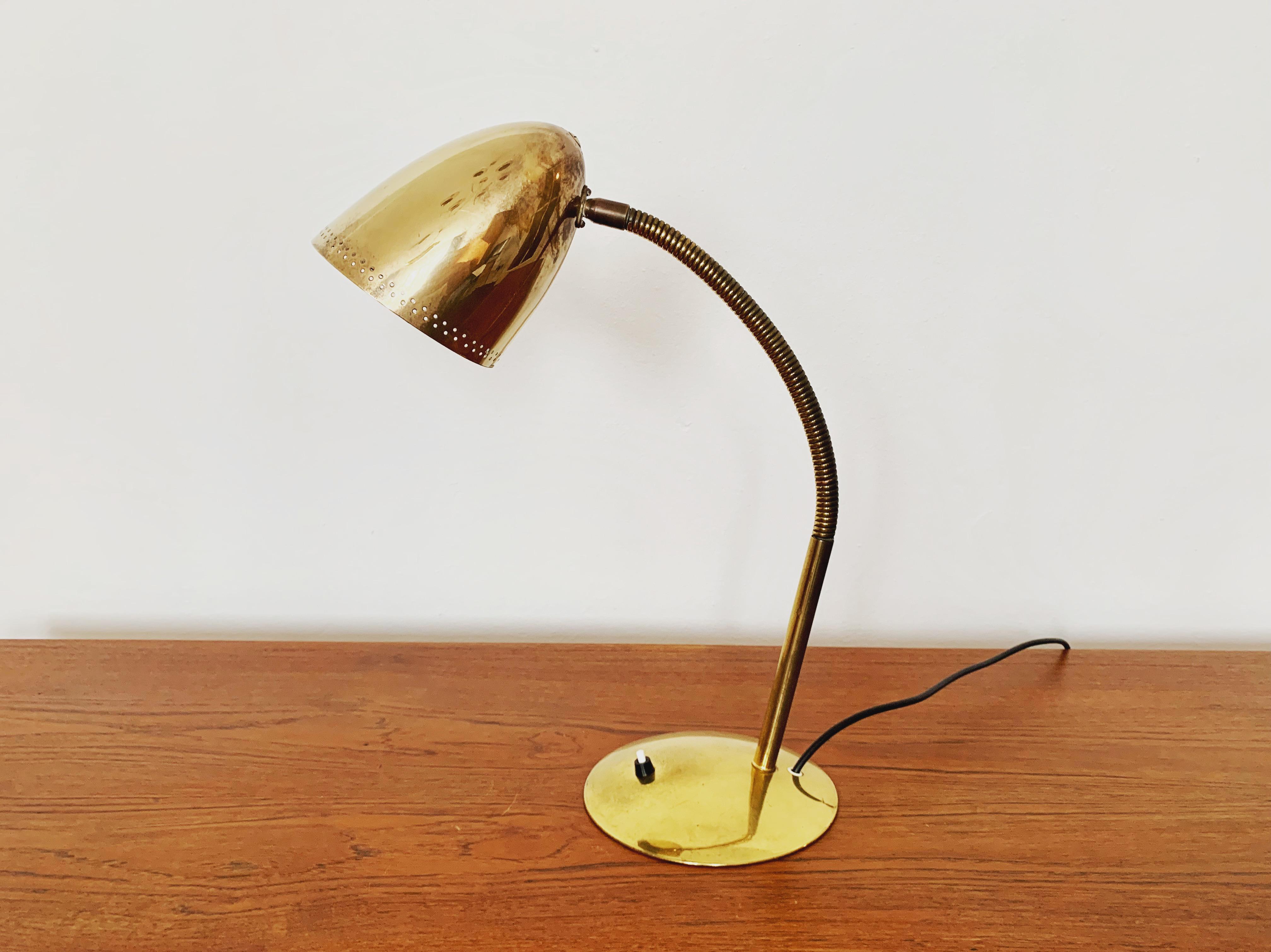 Lámpara de mesa grande de latón by Kaiser Idell 6754 mediados del siglo XX en venta