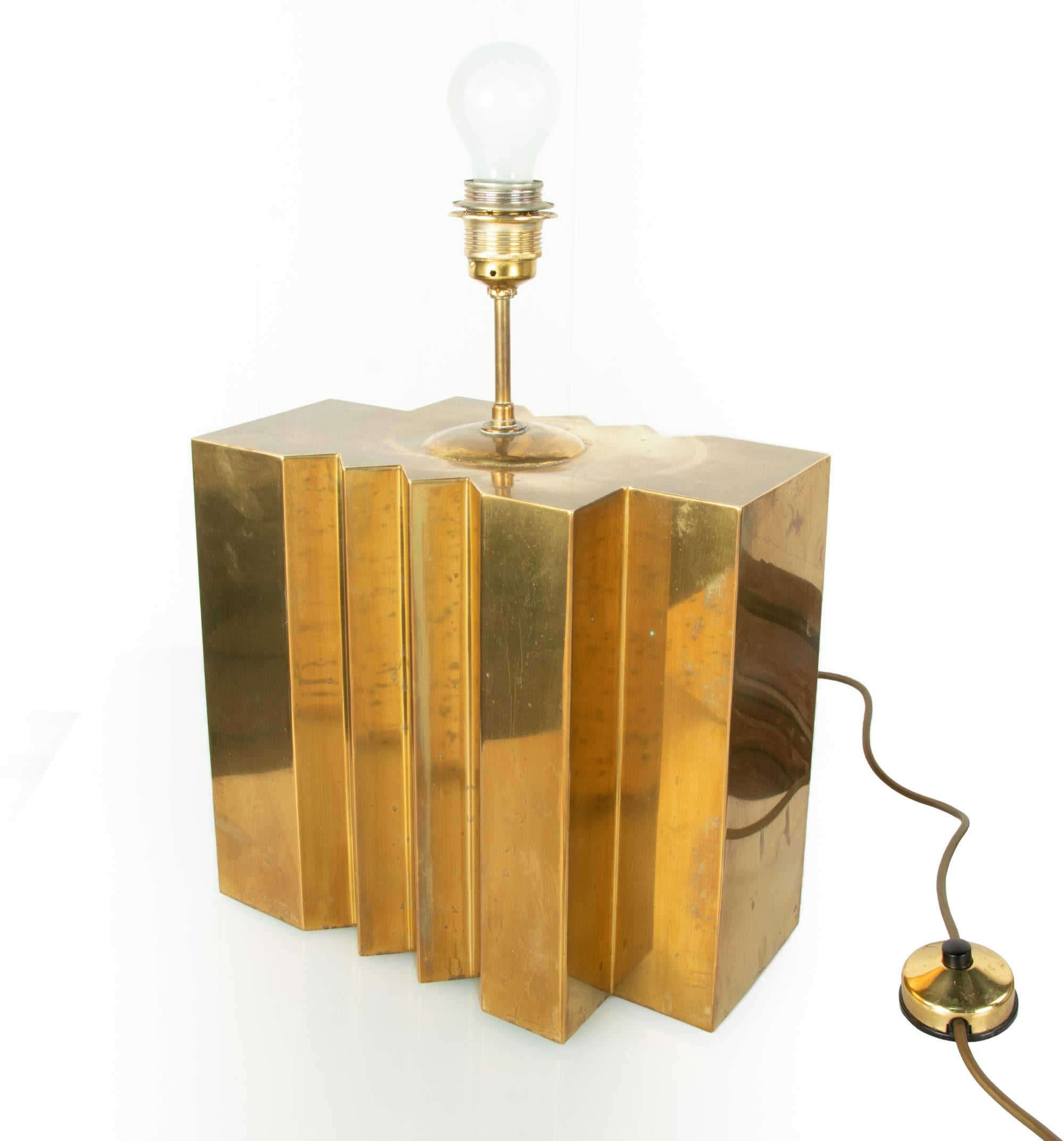 Exceptional 1970s handcrafted design table lamp base by G. Autier, France. 
High quality geometrical brass sculpture.
Incised signature G Autier

Measures: Brass body height 11.4