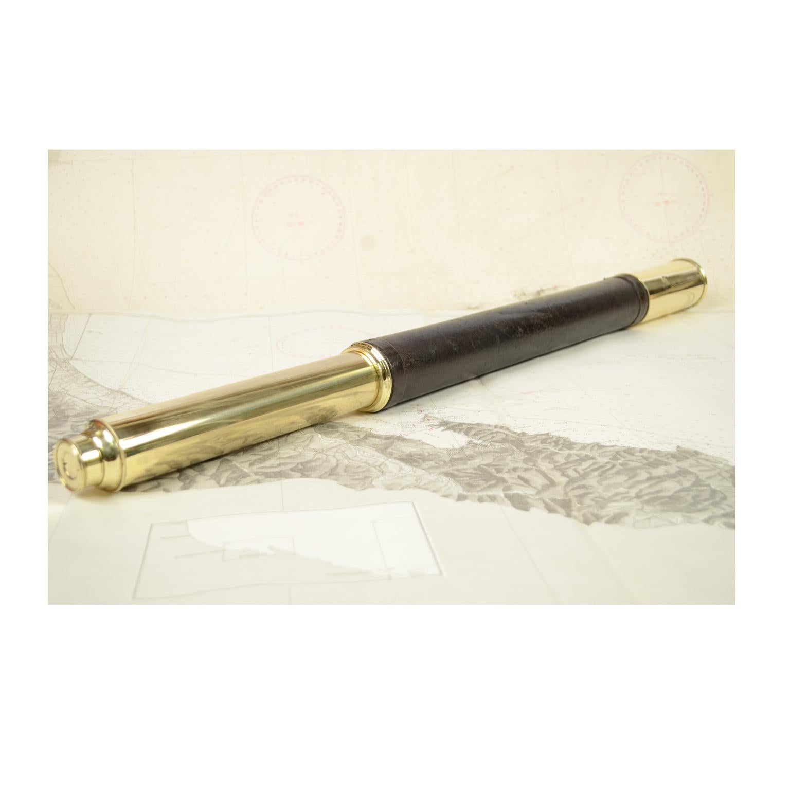 Large brass telescope with leather-covered handle. Focus on one extension, complete with sun visor extension and dust cover. English manufacture of the first half of the nineteenth century. Maximum length 116 cm, minimum 60 cm, focal diameter 6 cm.