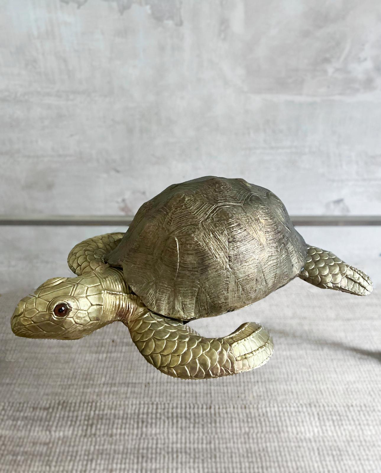 Tartaruga grande in ottone - Molto Editions
Dettagli del prodotto
Realizzato a mano in Italia in edizione limitata.
Prodotte con precisione, queste sculture offrono un'estetica accattivante e una solida struttura in ottone.
Il lavoro artigianale che