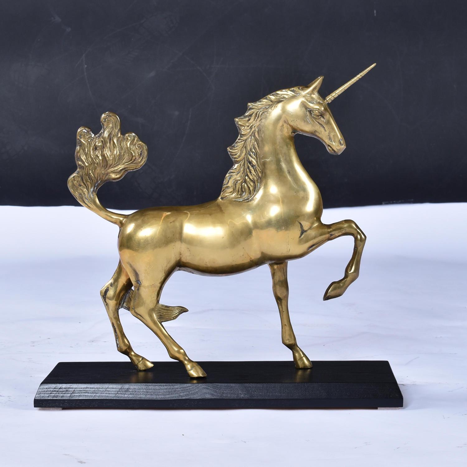 Grande scultura di unicorno in ottone con base in Wood Wood nero in vendita 3