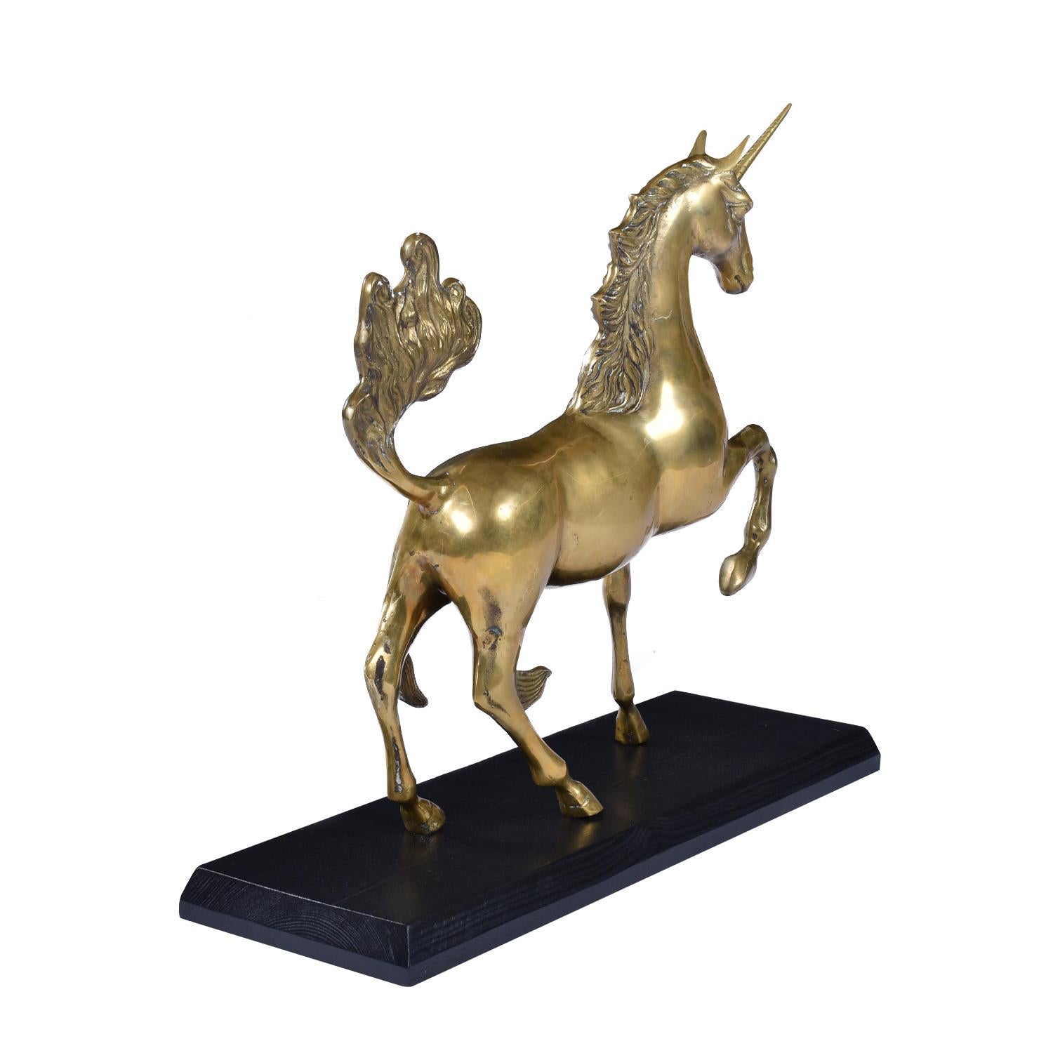 Mid-Century moderno Grande scultura di unicorno in ottone con base in Wood Wood nero in vendita