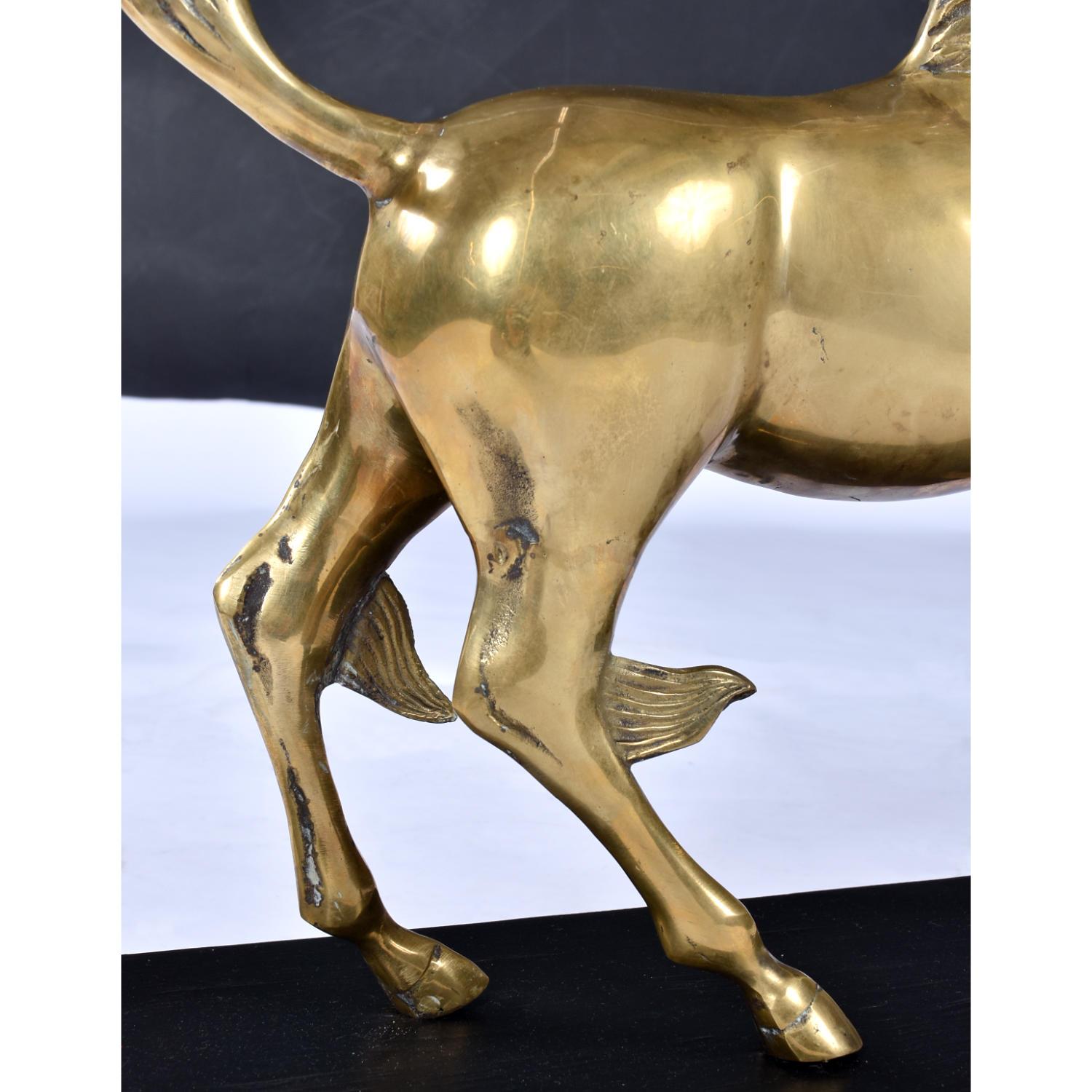Indiano Grande scultura di unicorno in ottone con base in Wood Wood nero in vendita