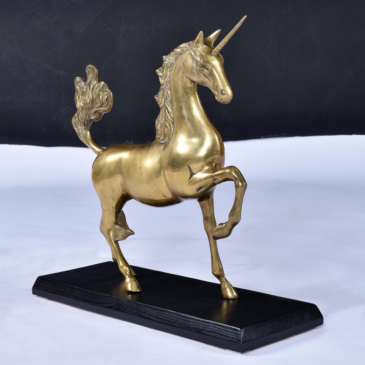 Fine XX secolo Grande scultura di unicorno in ottone con base in Wood Wood nero in vendita