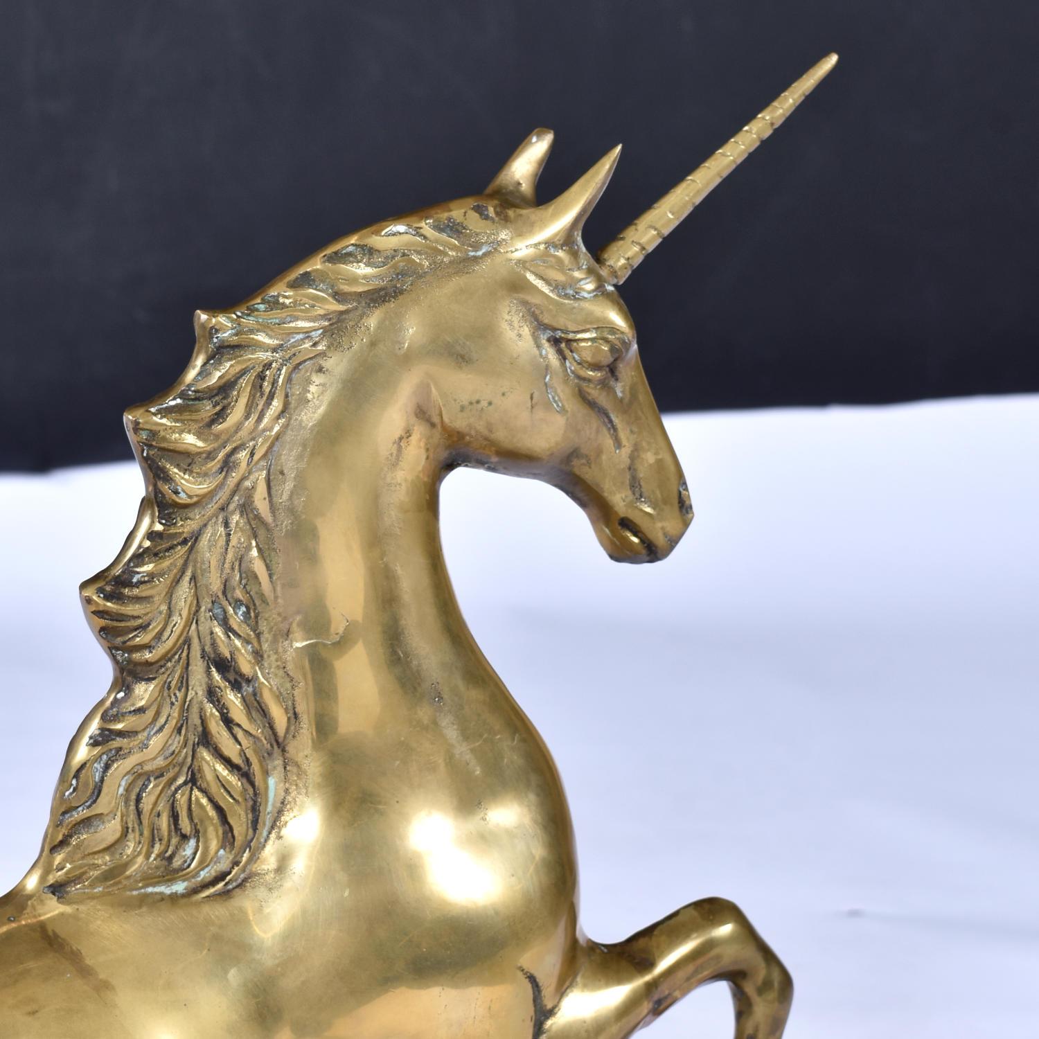 Ottone Grande scultura di unicorno in ottone con base in Wood Wood nero in vendita