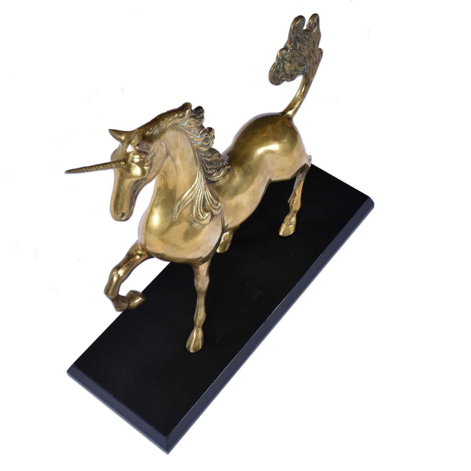 Grande scultura di unicorno in ottone con base in Wood Wood nero in vendita 1