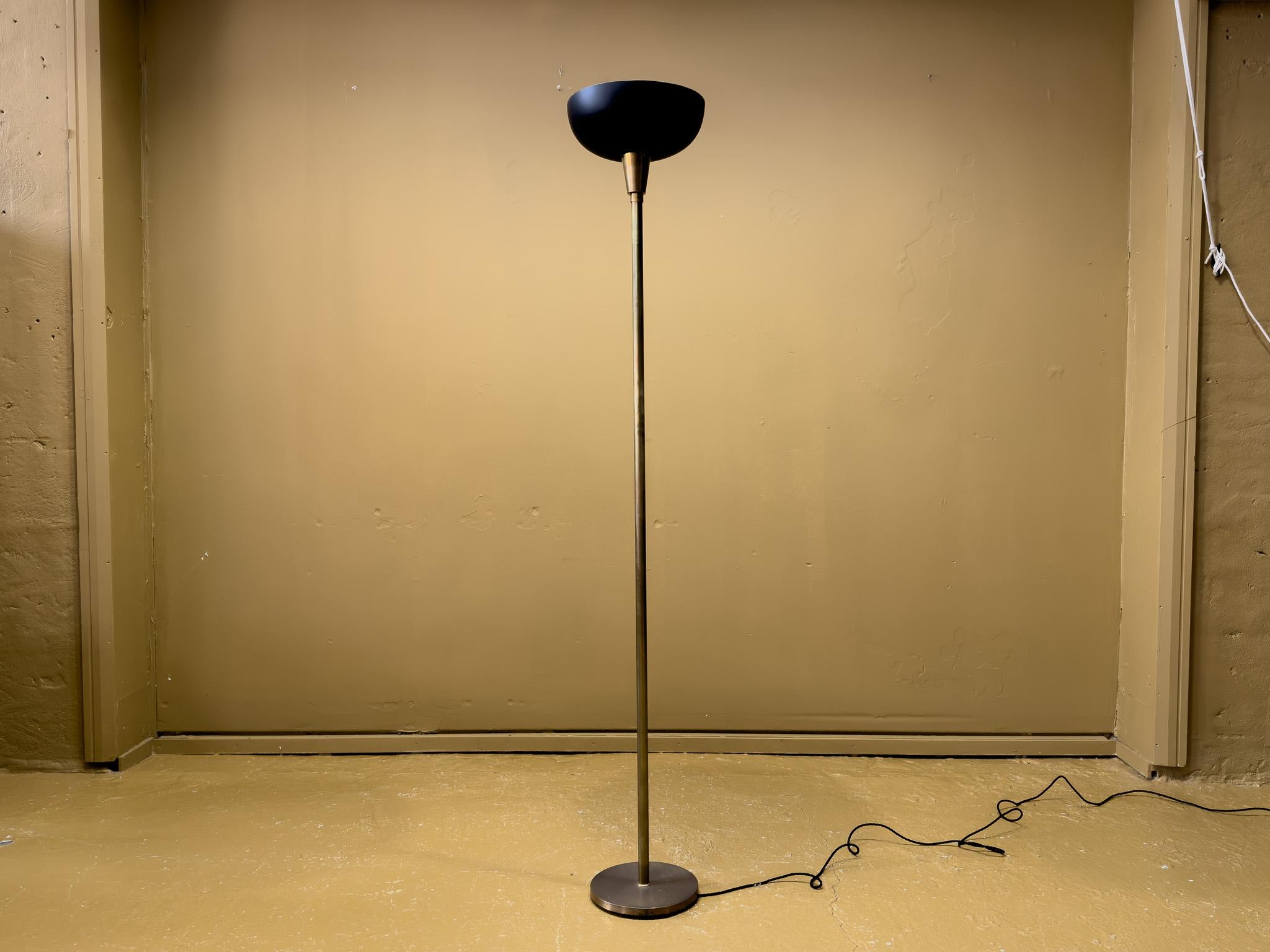 Illuminez votre espace avec ce superbe lampadaire suédois des années 1960. Cette lampe allie des lignes épurées à une élégance fonctionnelle, la tige mince et profilée et la base ronde assurent la stabilité et une esthétique minimaliste. Le