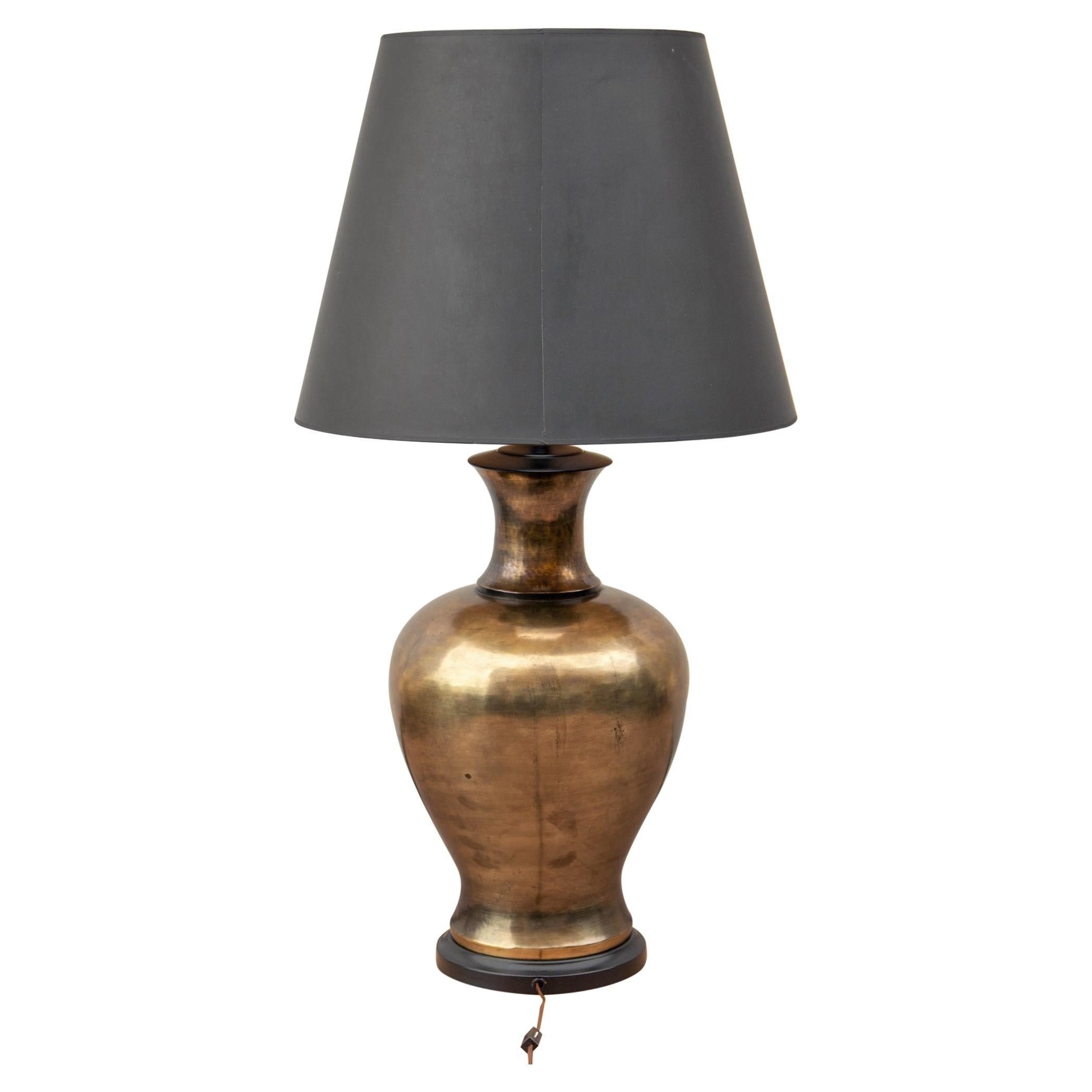 Große Urnenlampe aus Messing mit schwarzem Schirm von Tyndale (20. Jahrhundert)