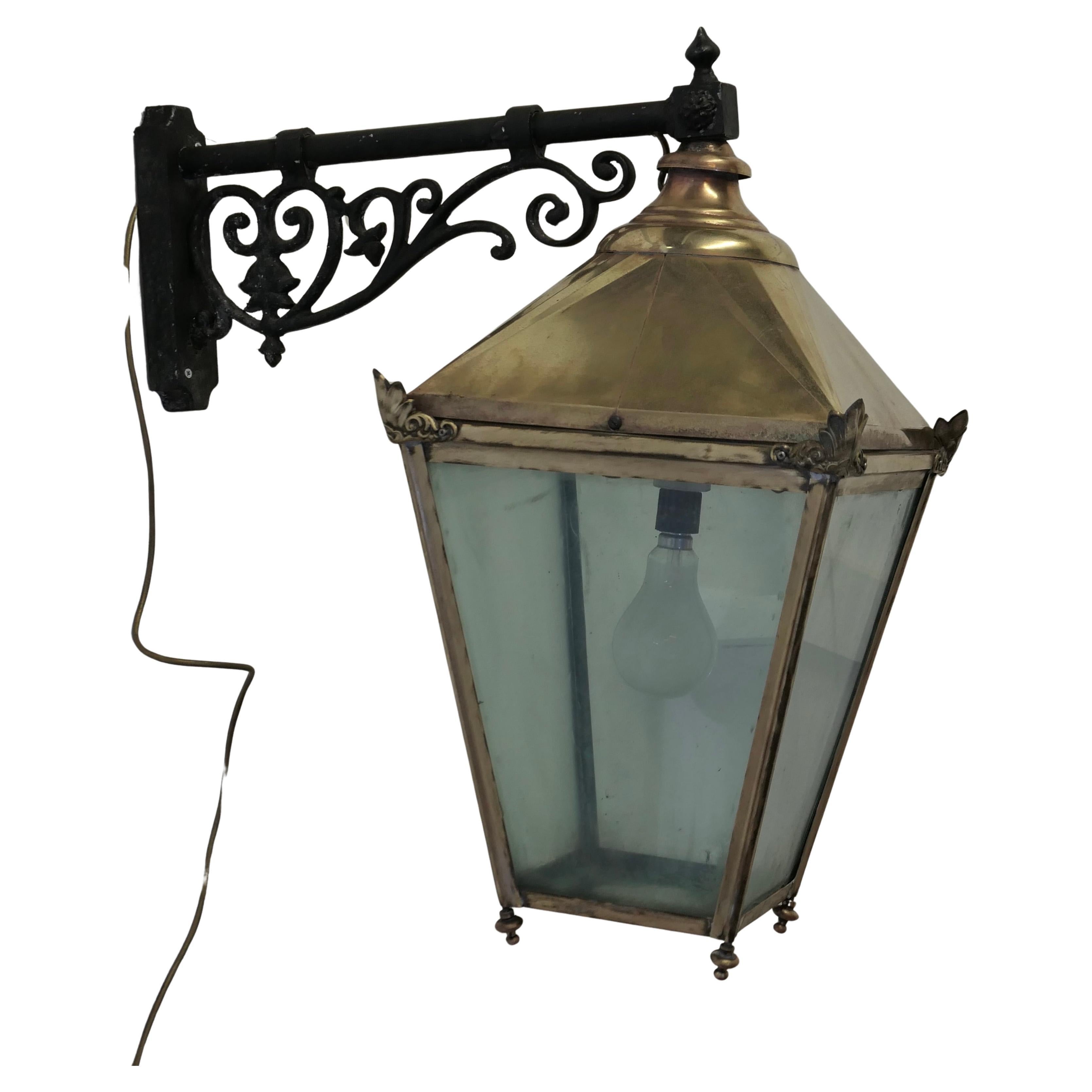 Grande lanterne murale en laiton   Il s'agit d'une vieille lampe de pub