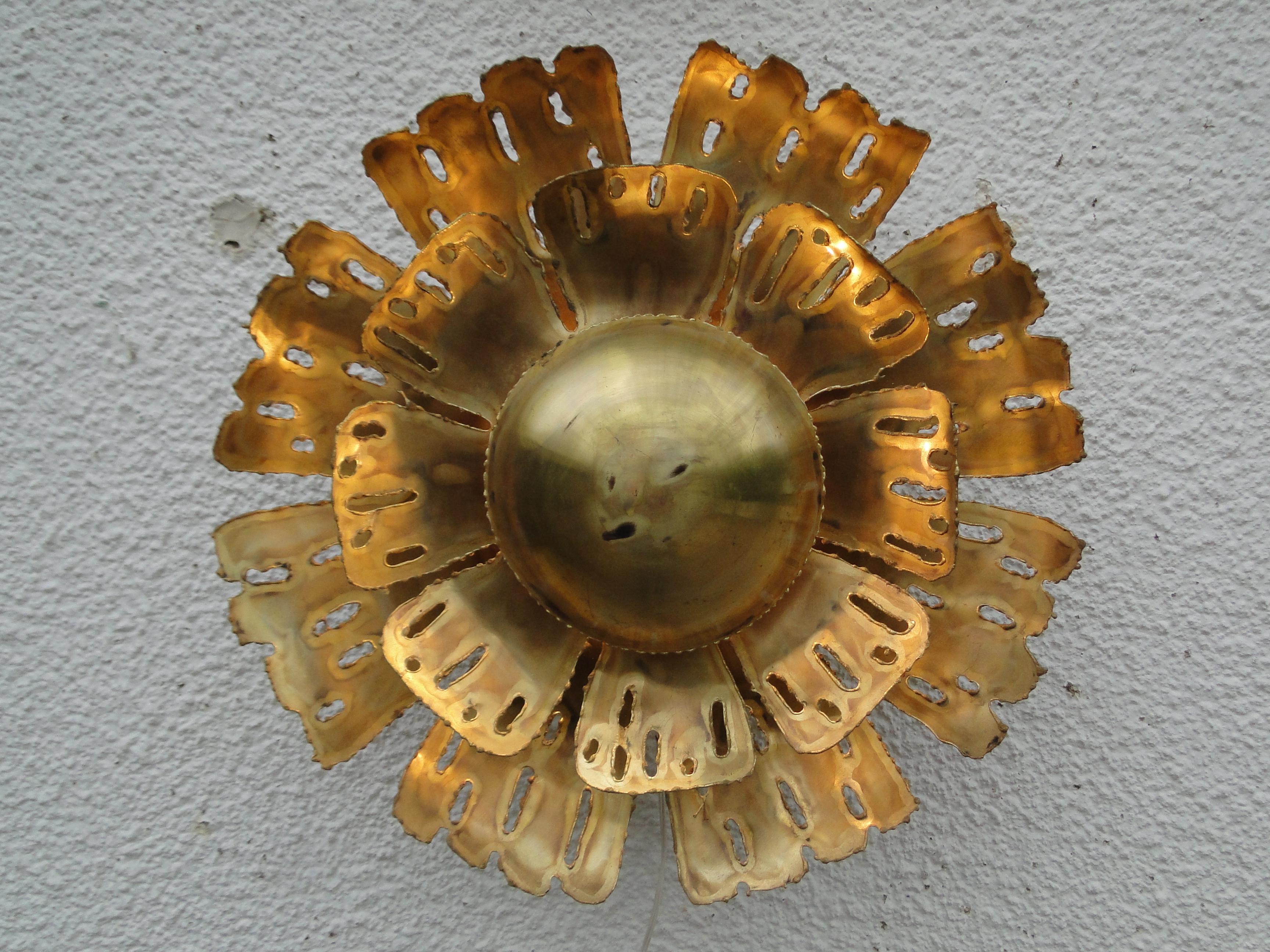 Extra large sun-shaped brass wall lamp designed by Svend Aage Holm Sørensen in the 1960s. Produced by his company Holm Sørensen & Co., this eye-catching style no. 5207 is a true masterpiece and trademark of the Danish designer.

* A flame-cut