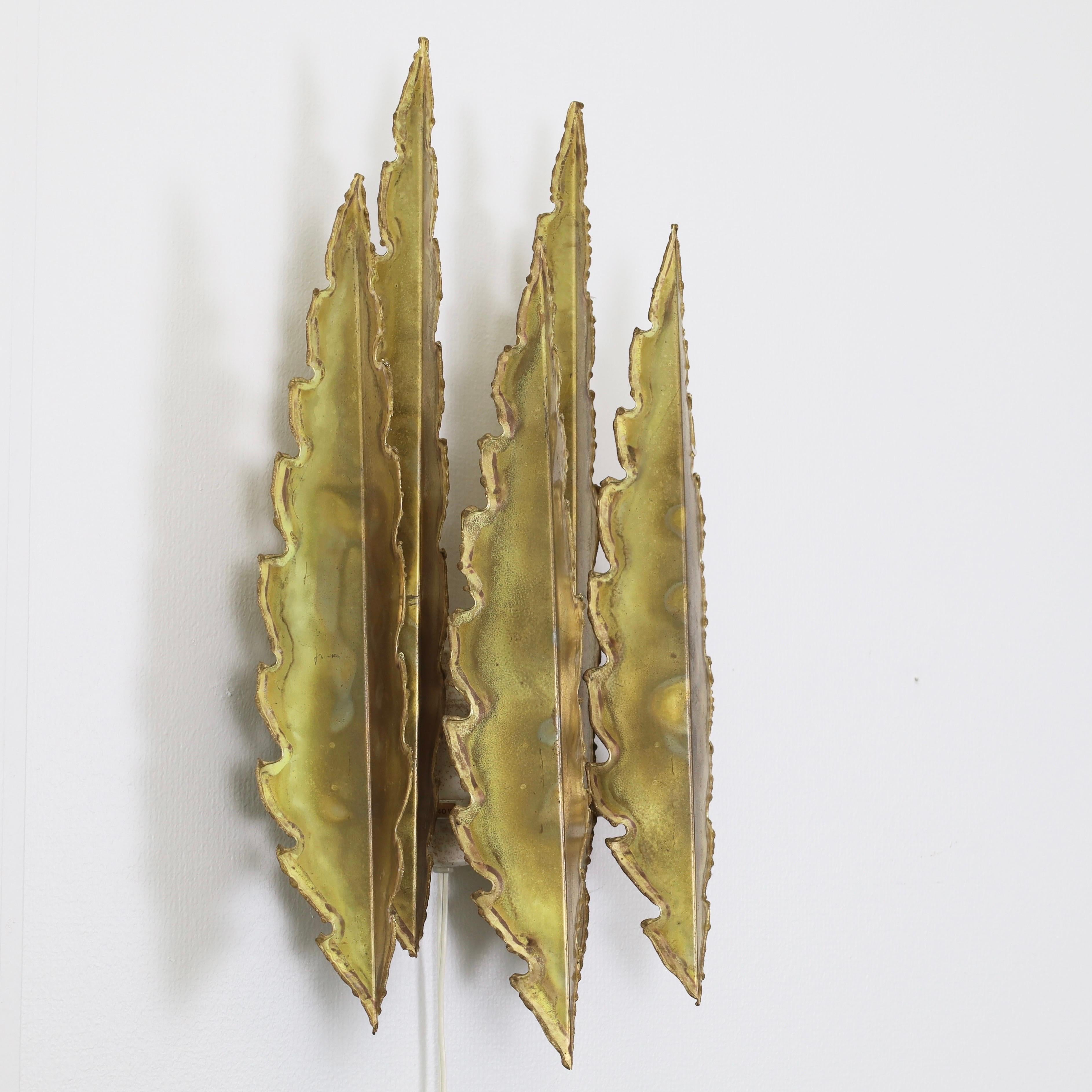 Gran candelabro de latón en forma de hoja diseñado por Svend Aage Holm Sørensen en la década de 1960. Llamativo Arte Brutalista de Pared para un lugar hermoso.

* Un candelabro de latón flameado con cinco hojas
* Diseñador: Svend Aage Holm