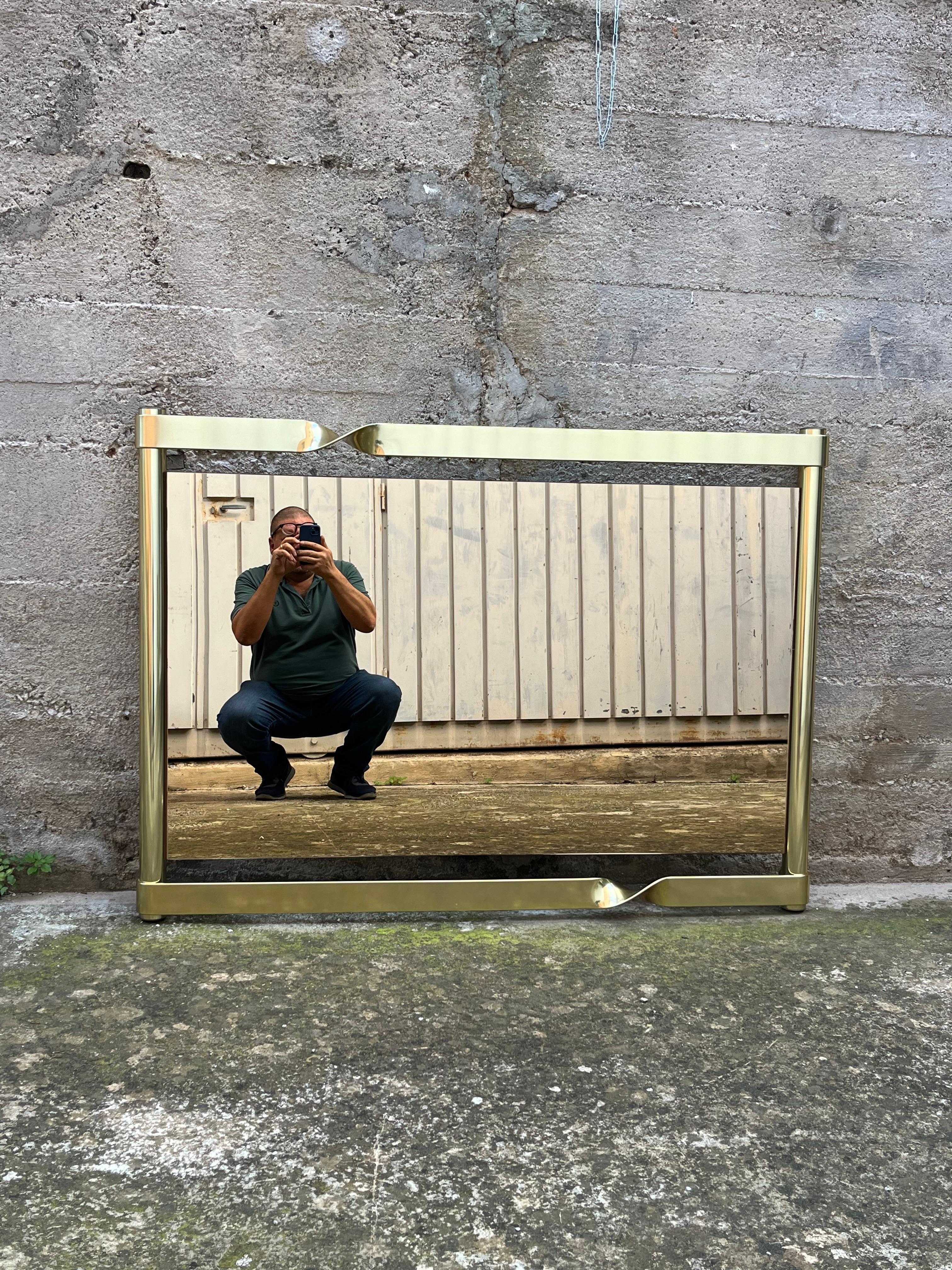Grand miroir mural en laiton de Luciano Frigerio, design italien des années 1970
Bon état.

Nous garantissons l'expédition avec un emballage adéquat à l'intérieur d'une caisse en bois. DHL courie