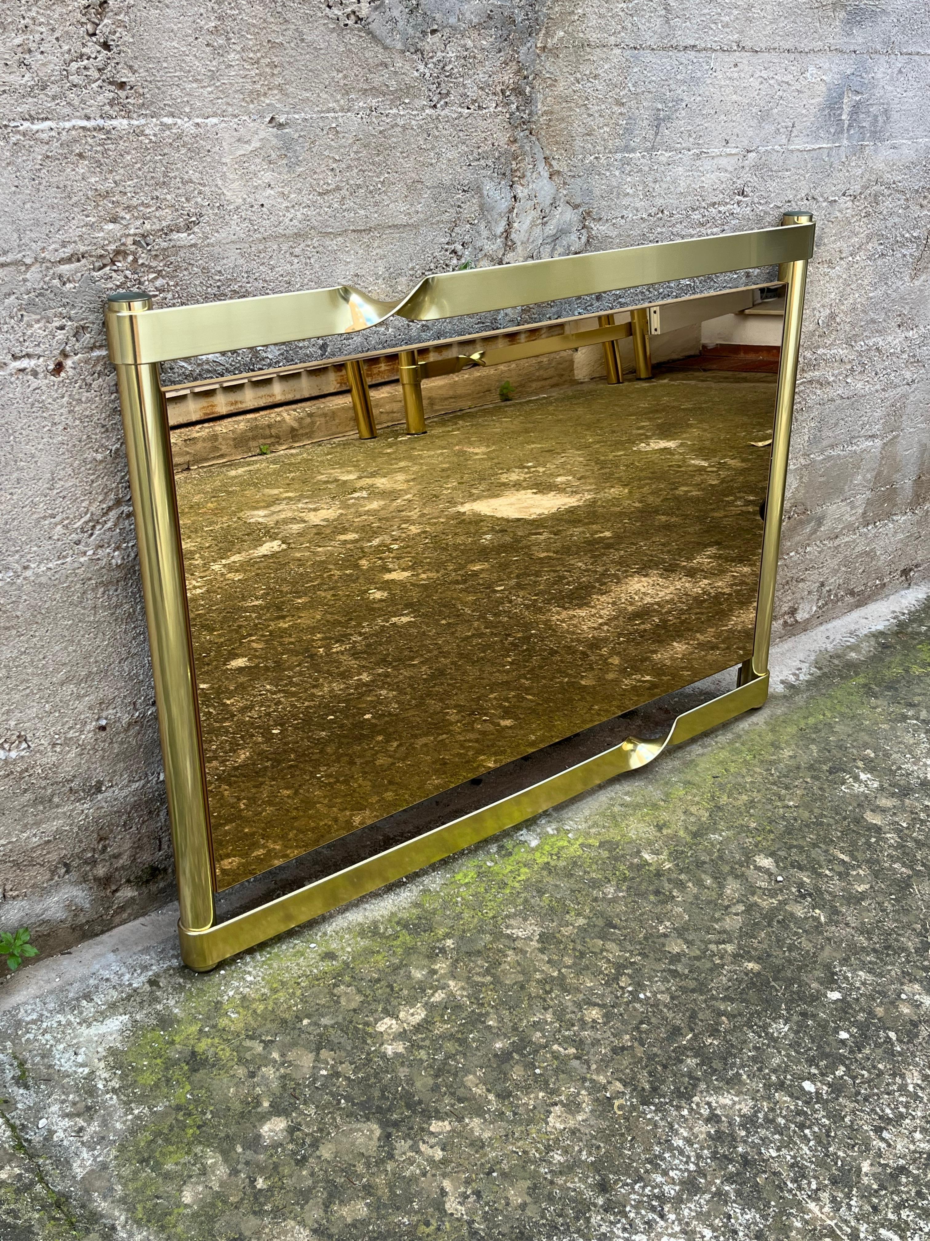 Laiton Grand miroir mural en laiton de Luciano Frigerio, design italien des années 1970 en vente