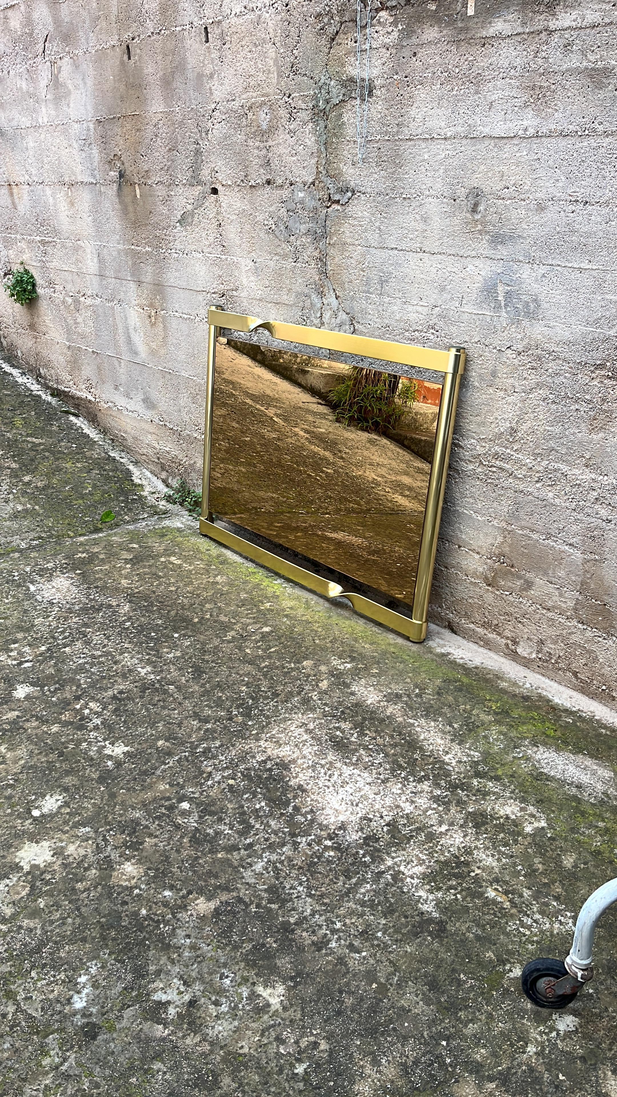 Grand miroir mural en laiton de Luciano Frigerio, design italien des années 1970 en vente 2