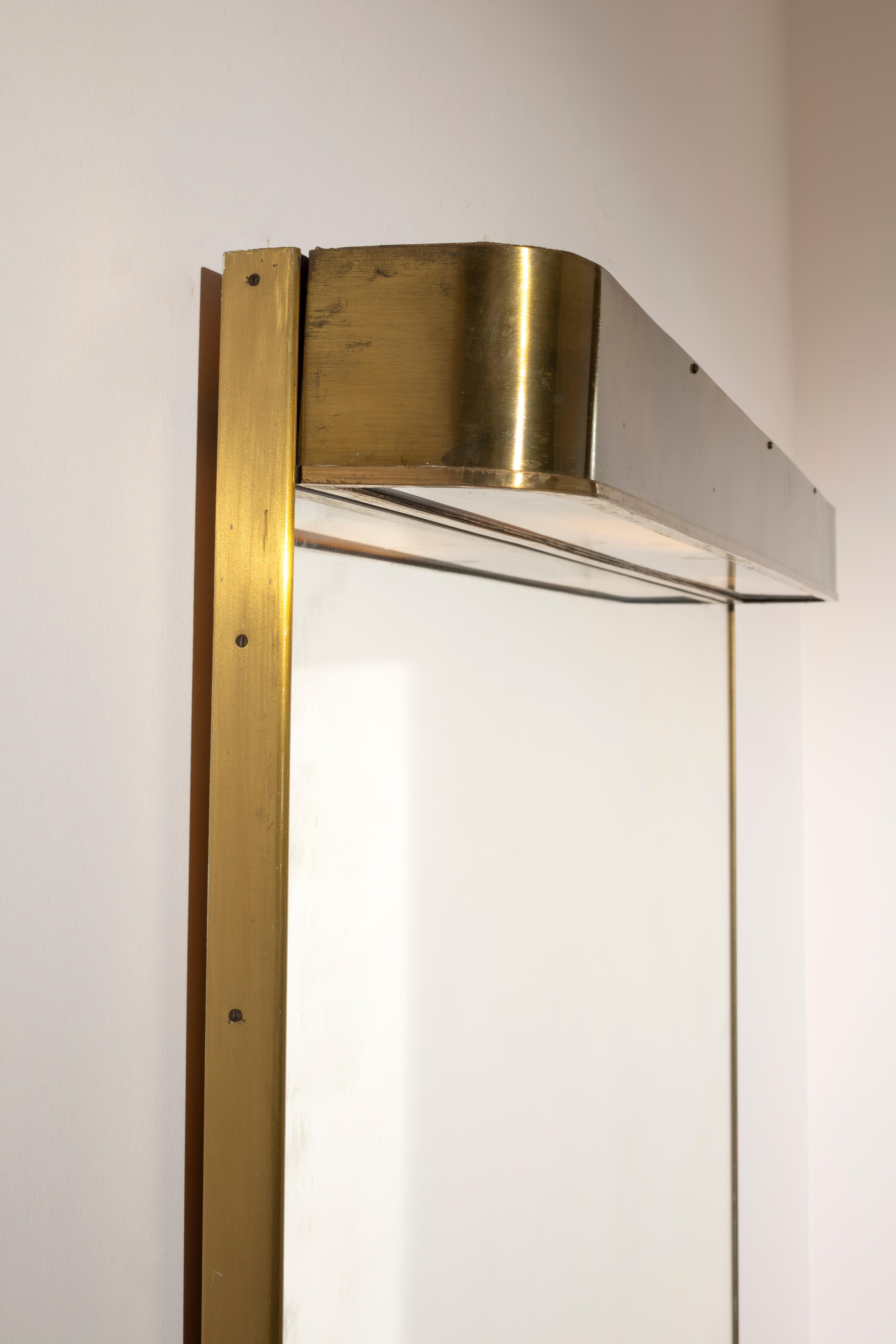 Large brass wall mirror with integrated lights, Italy, 1950s In Good Condition For Sale In Chiavari, Liguria