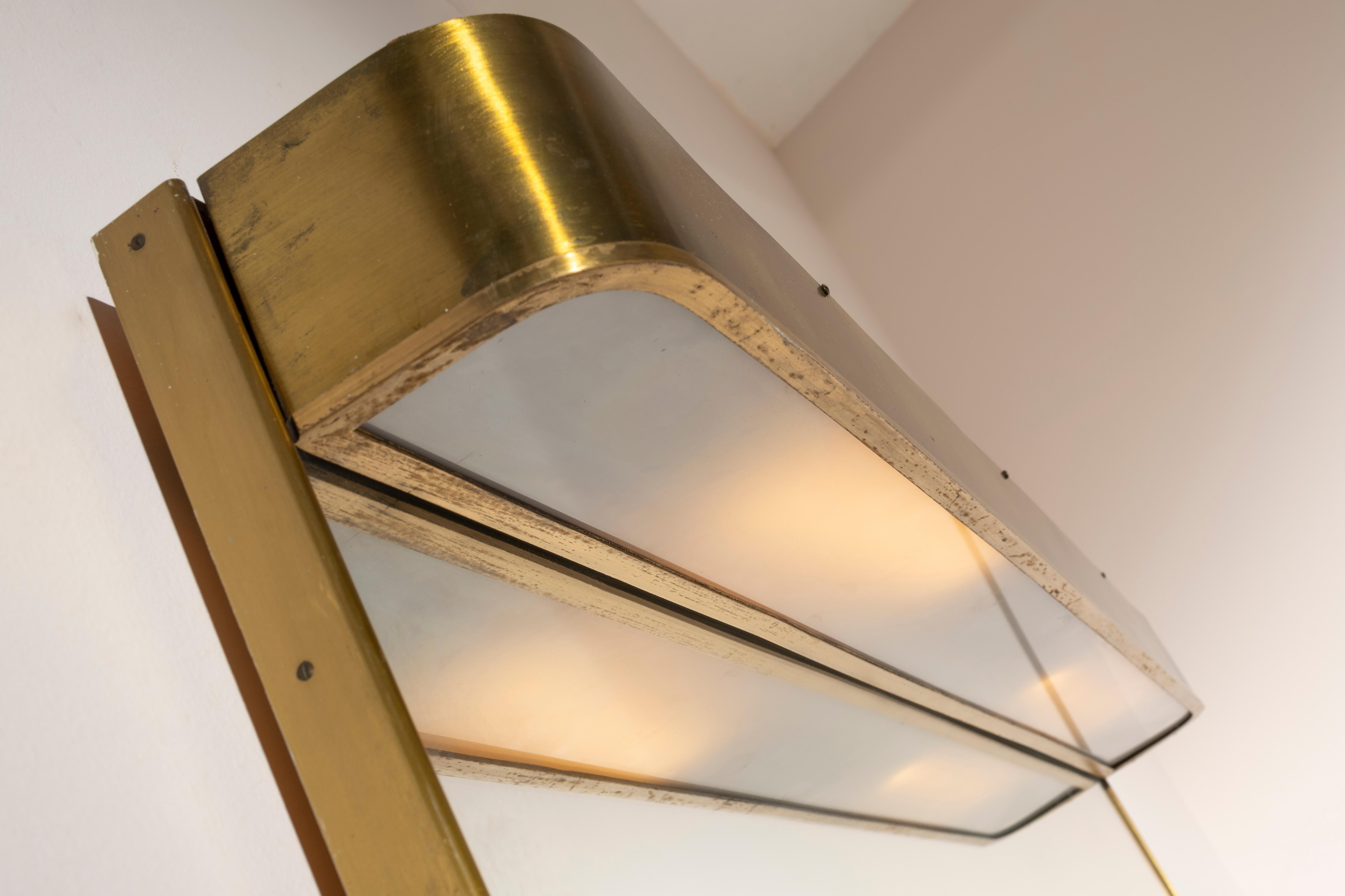 Brass Large brass wall mirror with integrated lights, Italy, 1950s For Sale