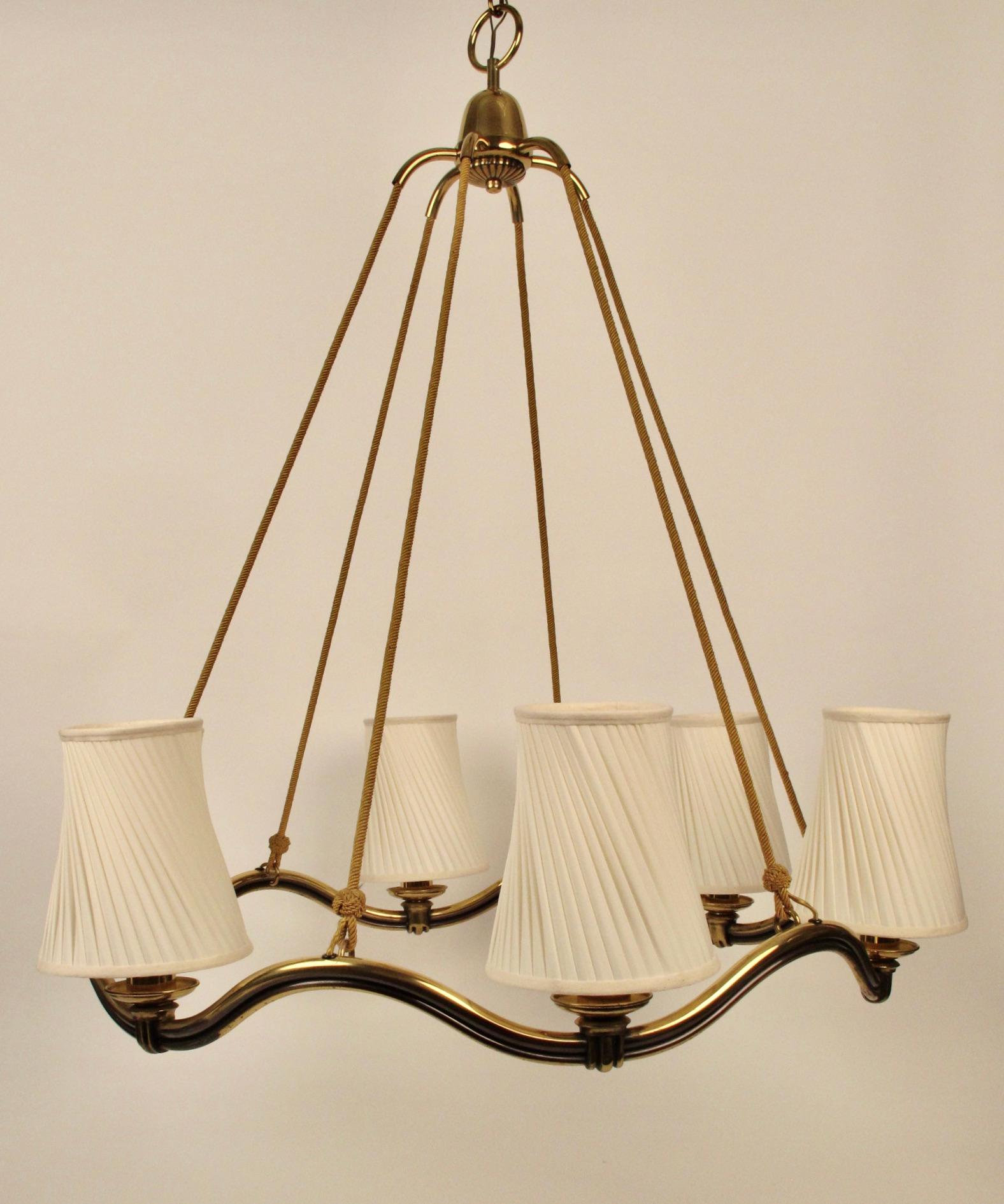 Magnifique lampe conçue par Hugo Gorge dans les années 1930. Le lustre Wave incarne l'image de marque de la 
l'élégance de la période moderne viennoise des années 1930  Cette version date des années 1950.
a une certaine patine, les couvre-soleil
