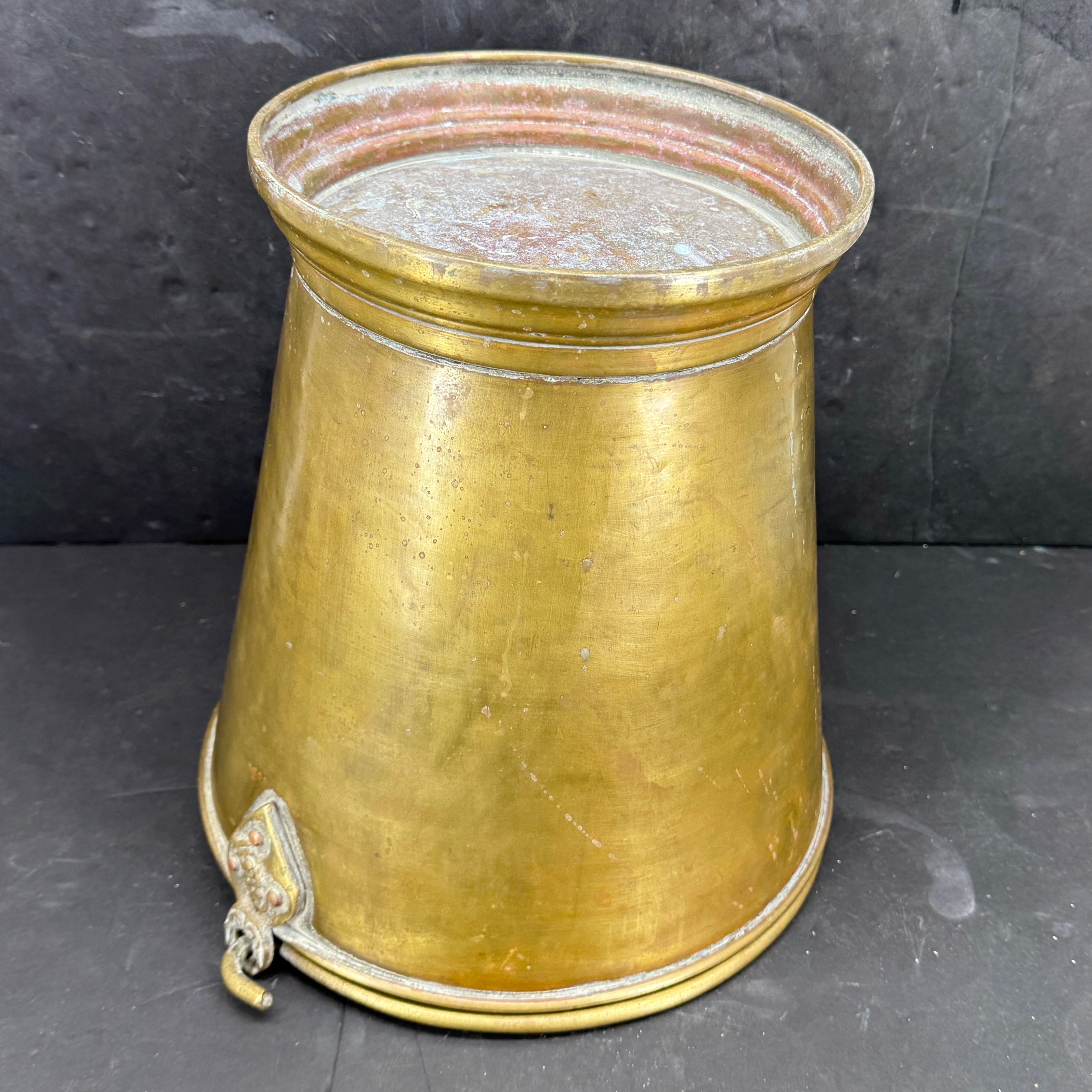 Grande secchiello refrigerante per vino e champagne in ottone con manico in vendita 2