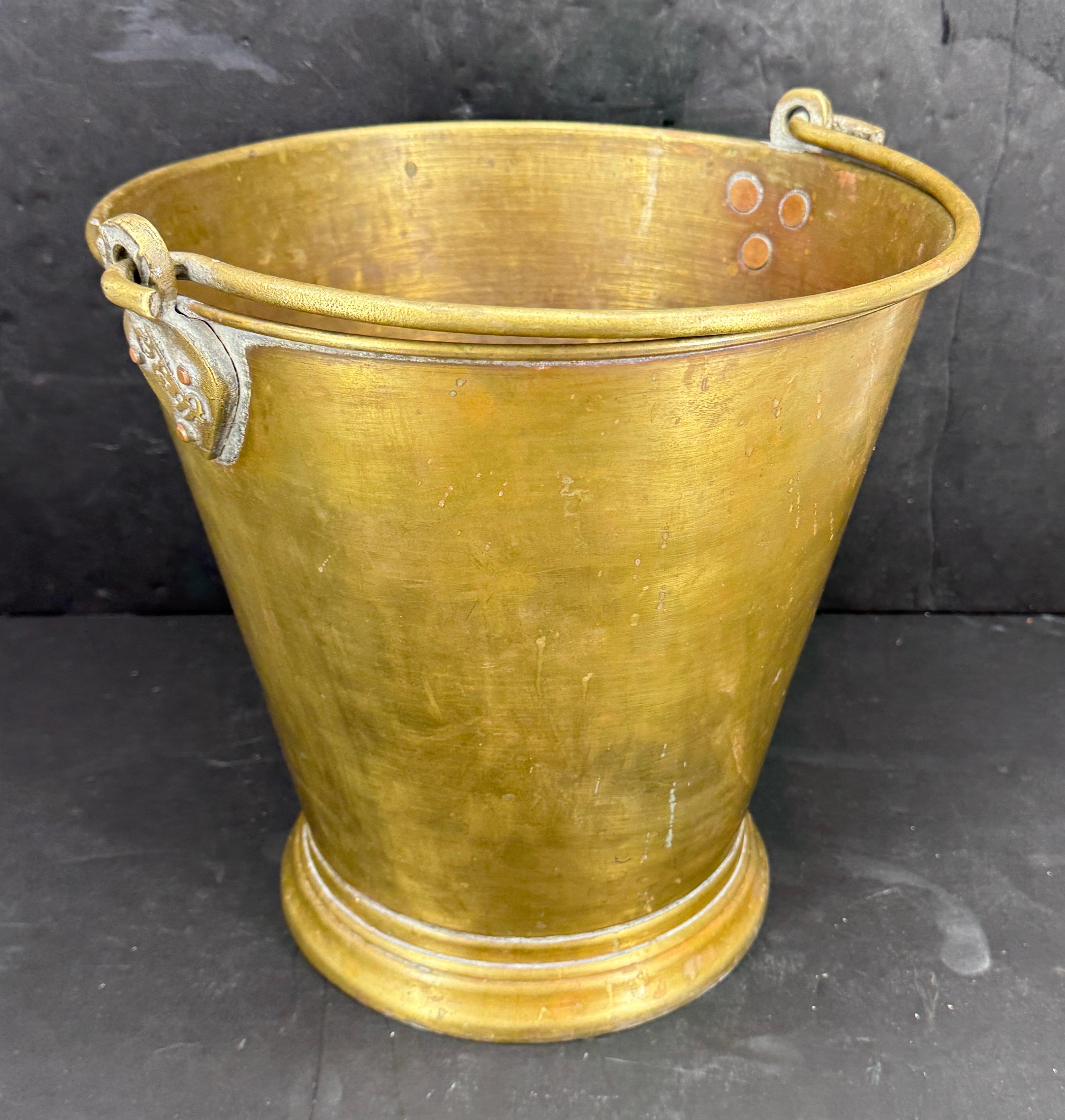 Fatto a mano Grande secchiello refrigerante per vino e champagne in ottone con manico in vendita
