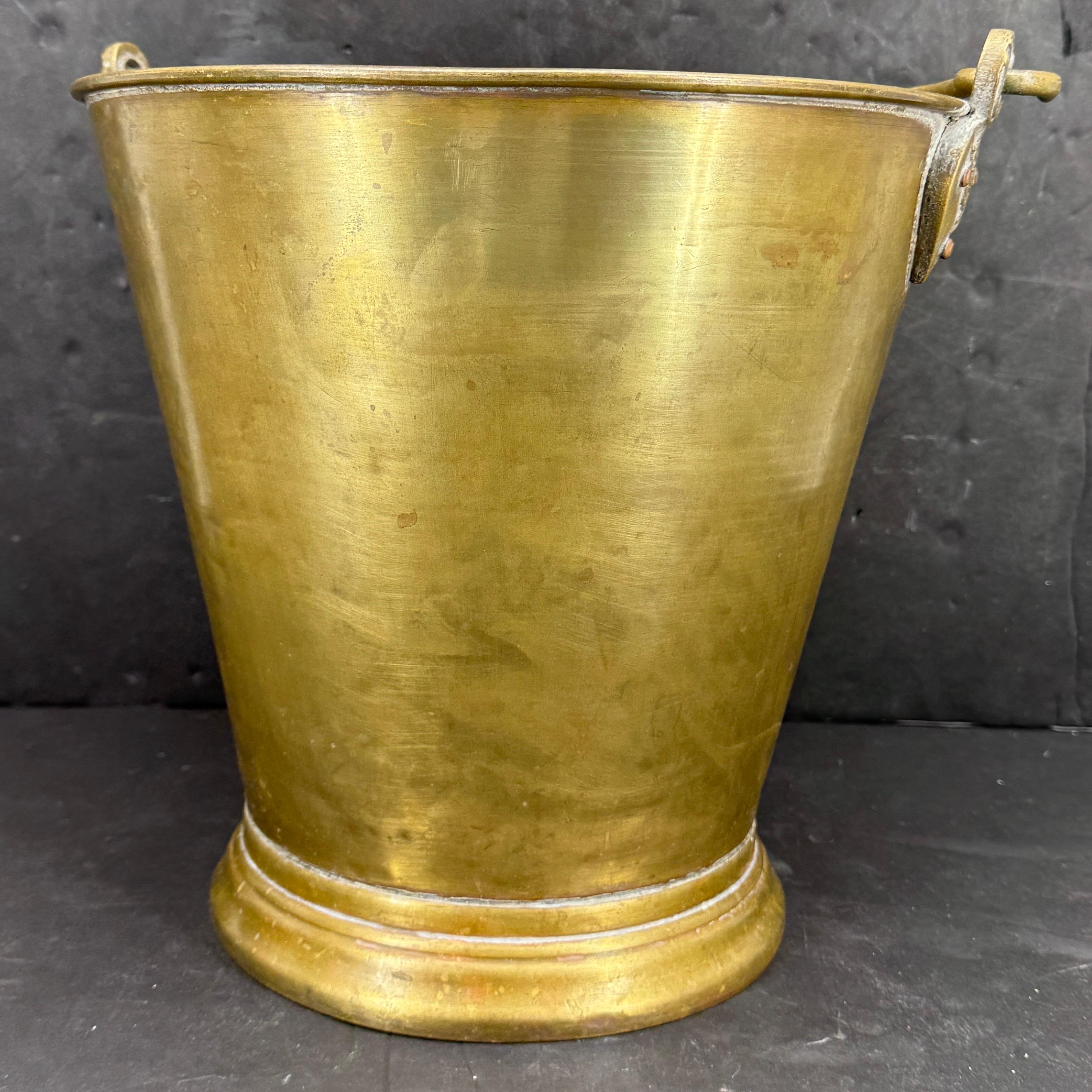 Ottone Grande secchiello refrigerante per vino e champagne in ottone con manico in vendita