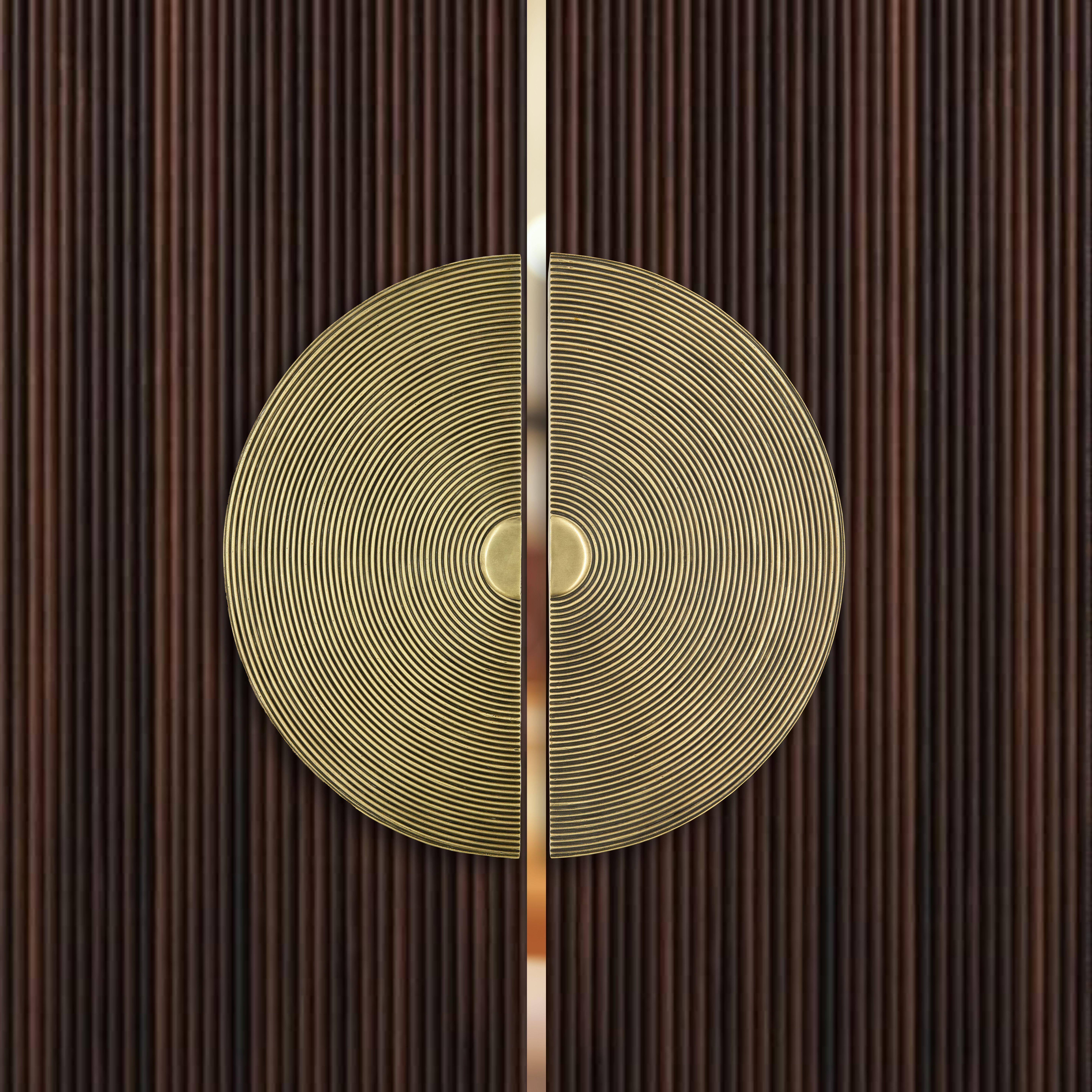 Use: Indoor 

With its concentric lines and meticulously assembled brass wires, this door pull embodies the perfect balance between modernity and oriental influences. Handcrafted by skilled artisans, it is part of the Oriental Touch collection and