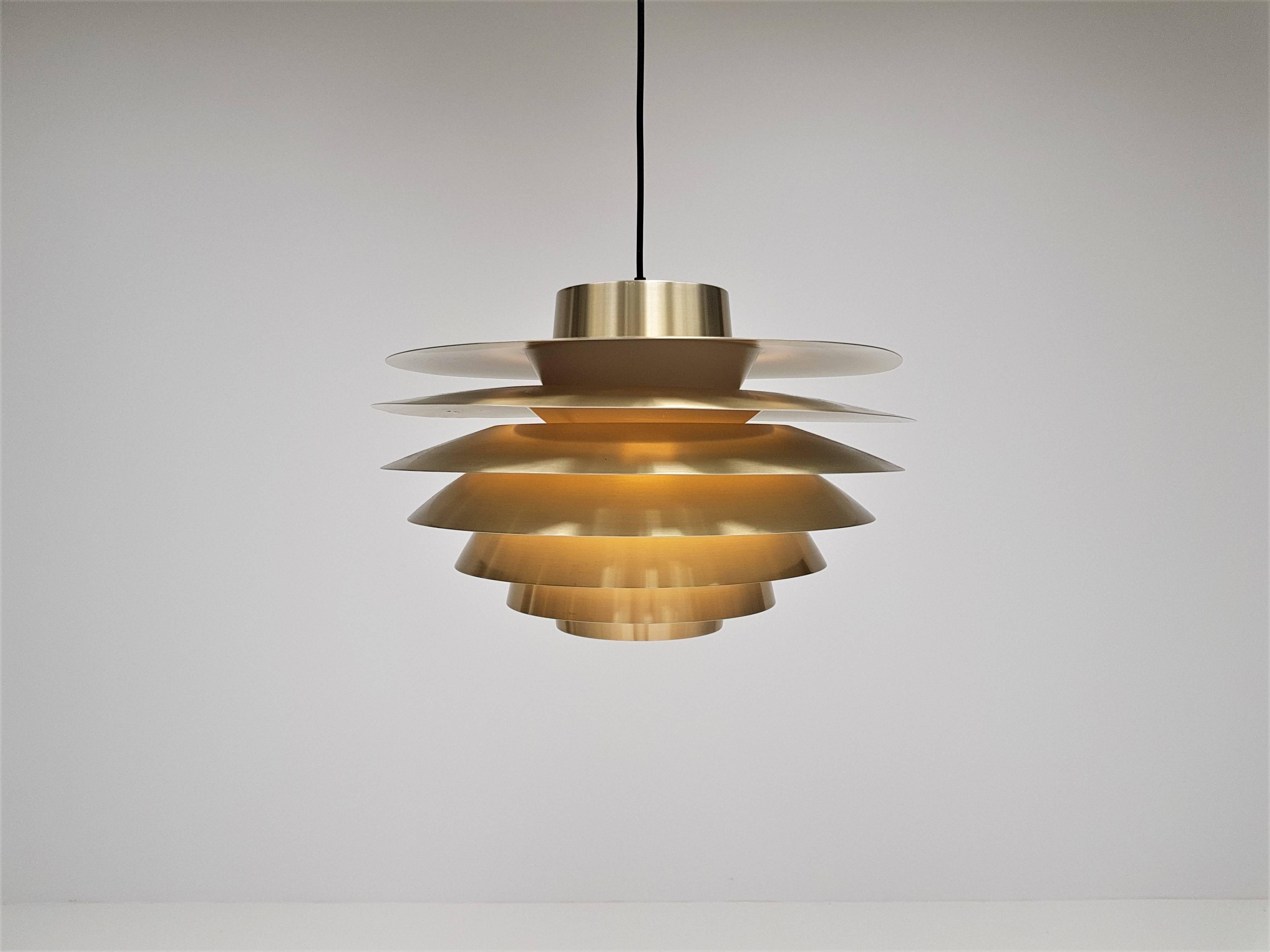 A large vintage Brassed Svend Middelboe Verona pendant light produced by Nordisk Solar, 1970s.

Constructed from tiers of Brassed aluminium emitting a warm subtle glow when lit.

Fully working, rewired, safety tested and passed - E27 / E26