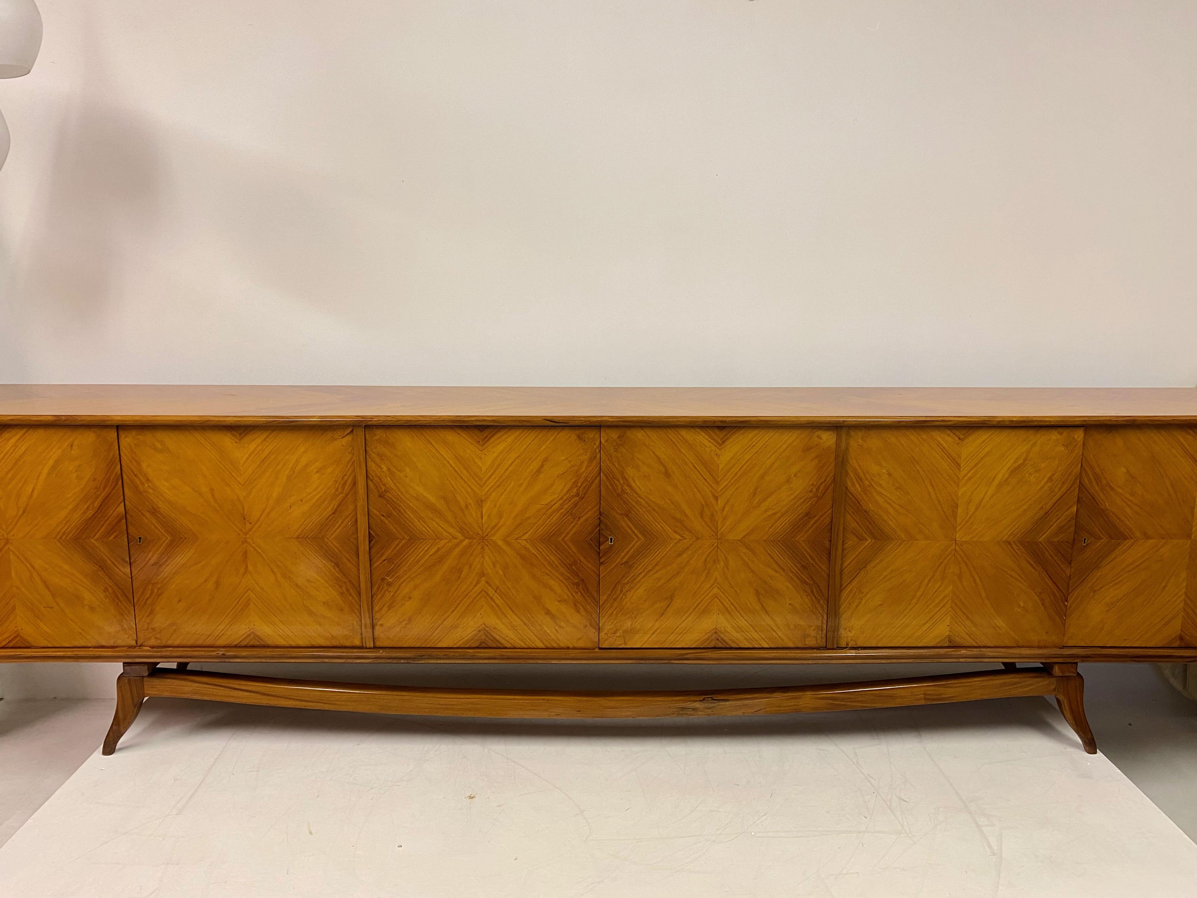 Incredible sideboard or credenza

Large size

Caviuna wood

Attributed to Giuseppe Scapinelli

Brazilian Mid Century.