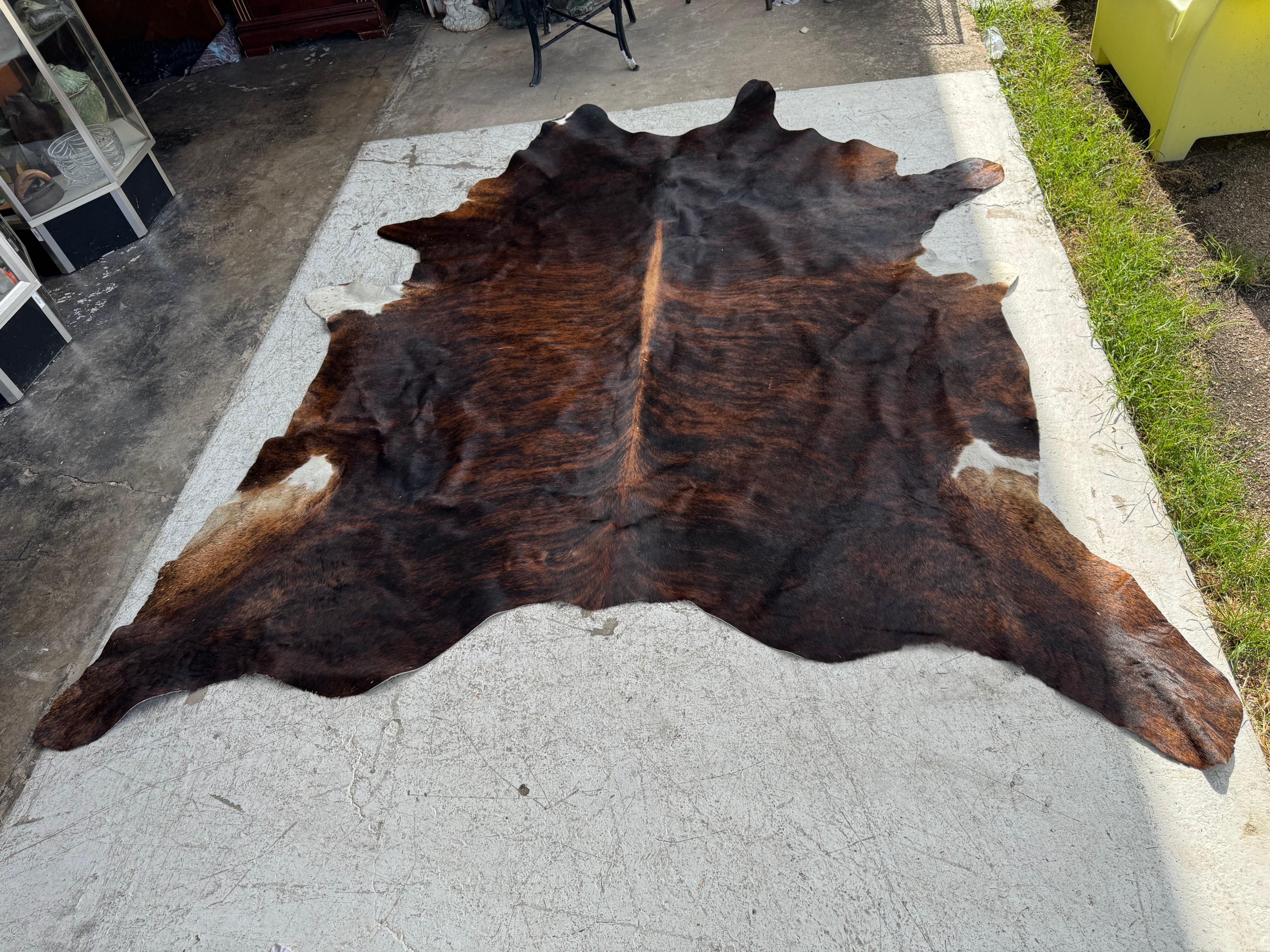 Dies ist ein wunderschönes, großformatiges Rindsleder aus Brasilien.
Seine 95 