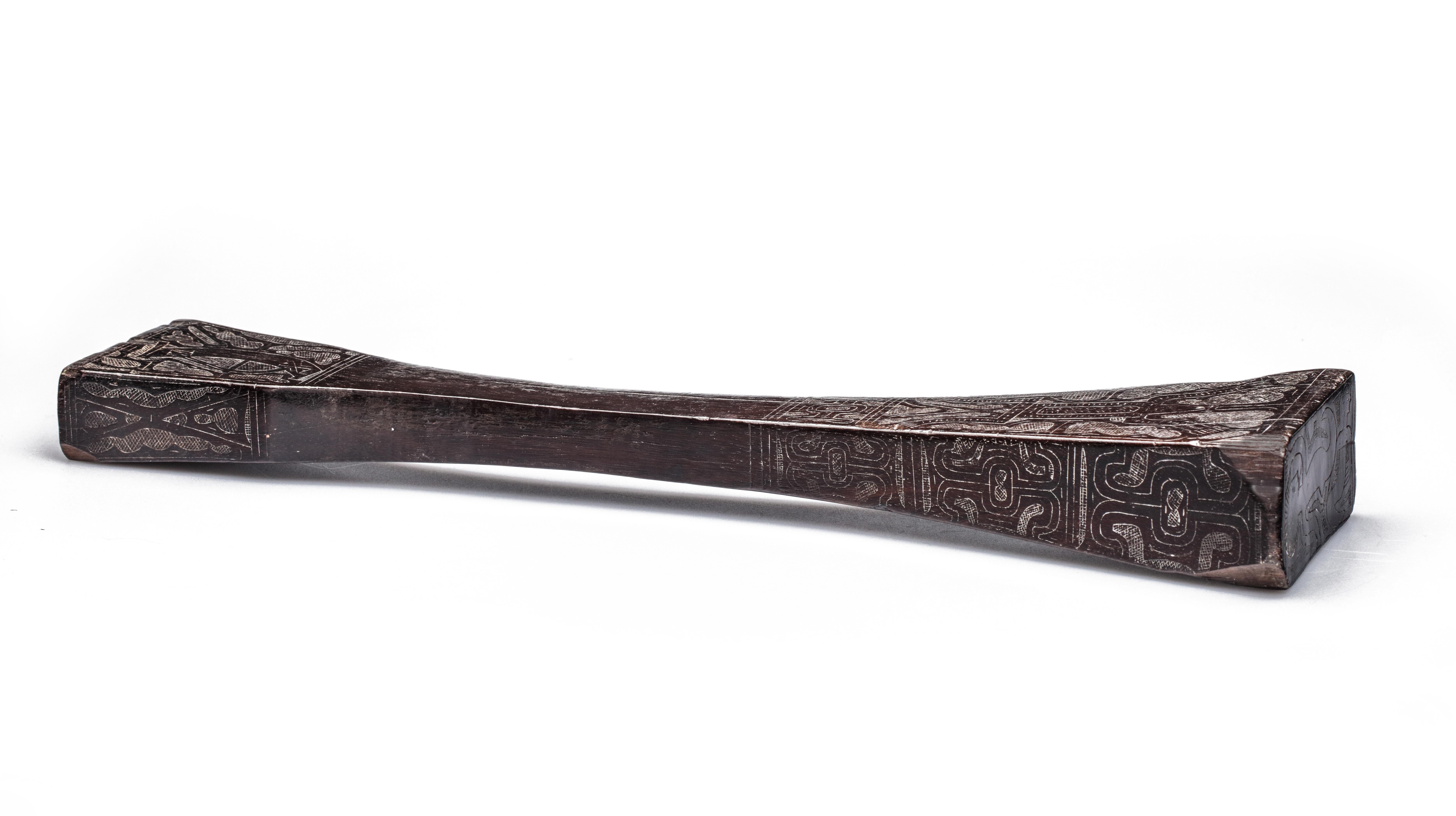 A splendid and rare Amazon indigenous wamara wood Macana war-club

Southern-Guyana or Northern Brazil, Wapitxana group of the Aruak peoples, 18th century, possibly earlier

Measure: H. 43 cm

The deep patina of the club present, and the