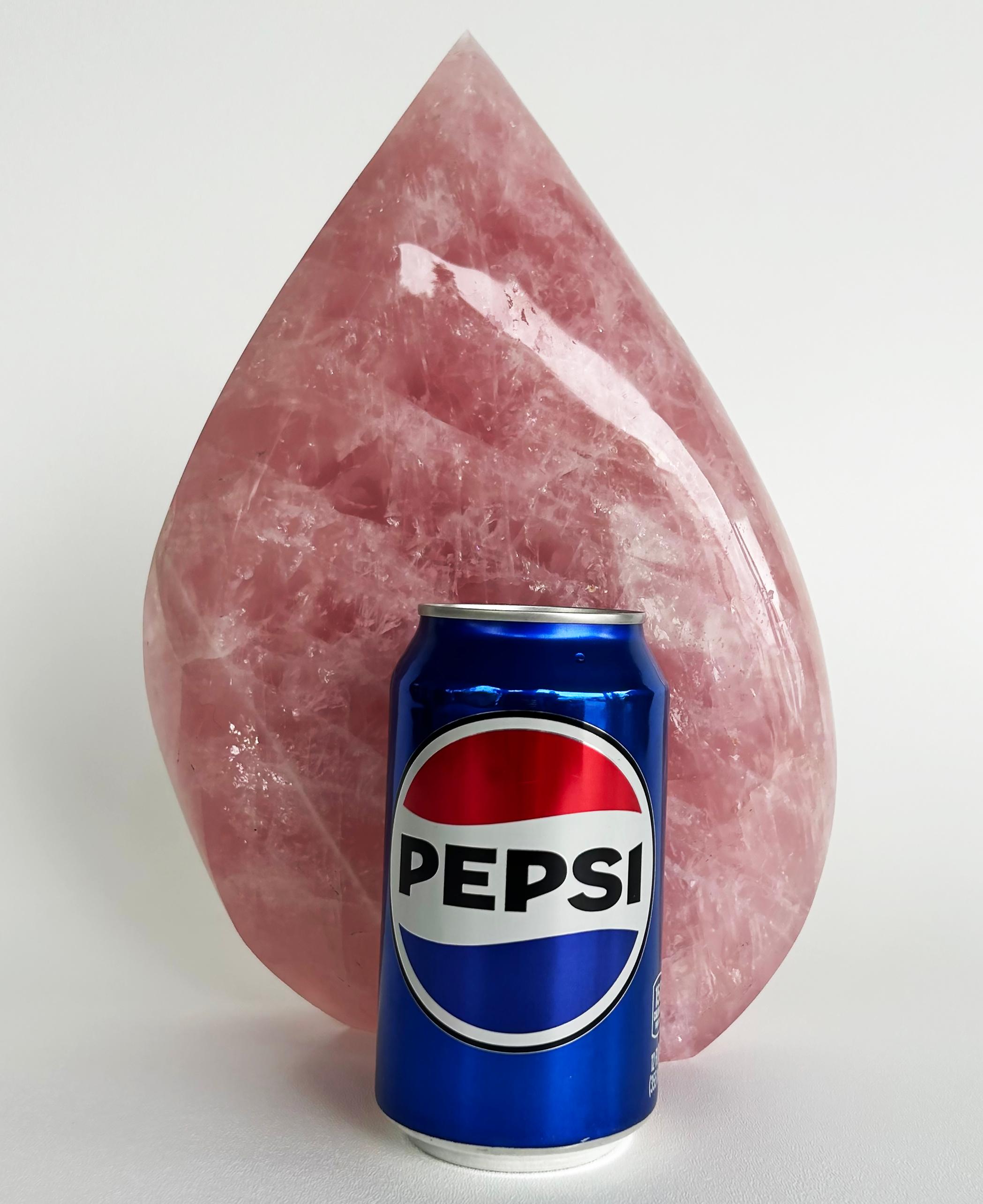 Gran espécimen de cuarzo rosa brasileño en forma de lágrima pesa 11,2 libras

Se ofrece a la venta un gran ejemplar de Cuarzo Rosa en forma de llama o lágrima.
El cuarzo rosa es una de las formas de cuarzo más apreciadas y reconocibles. Durante