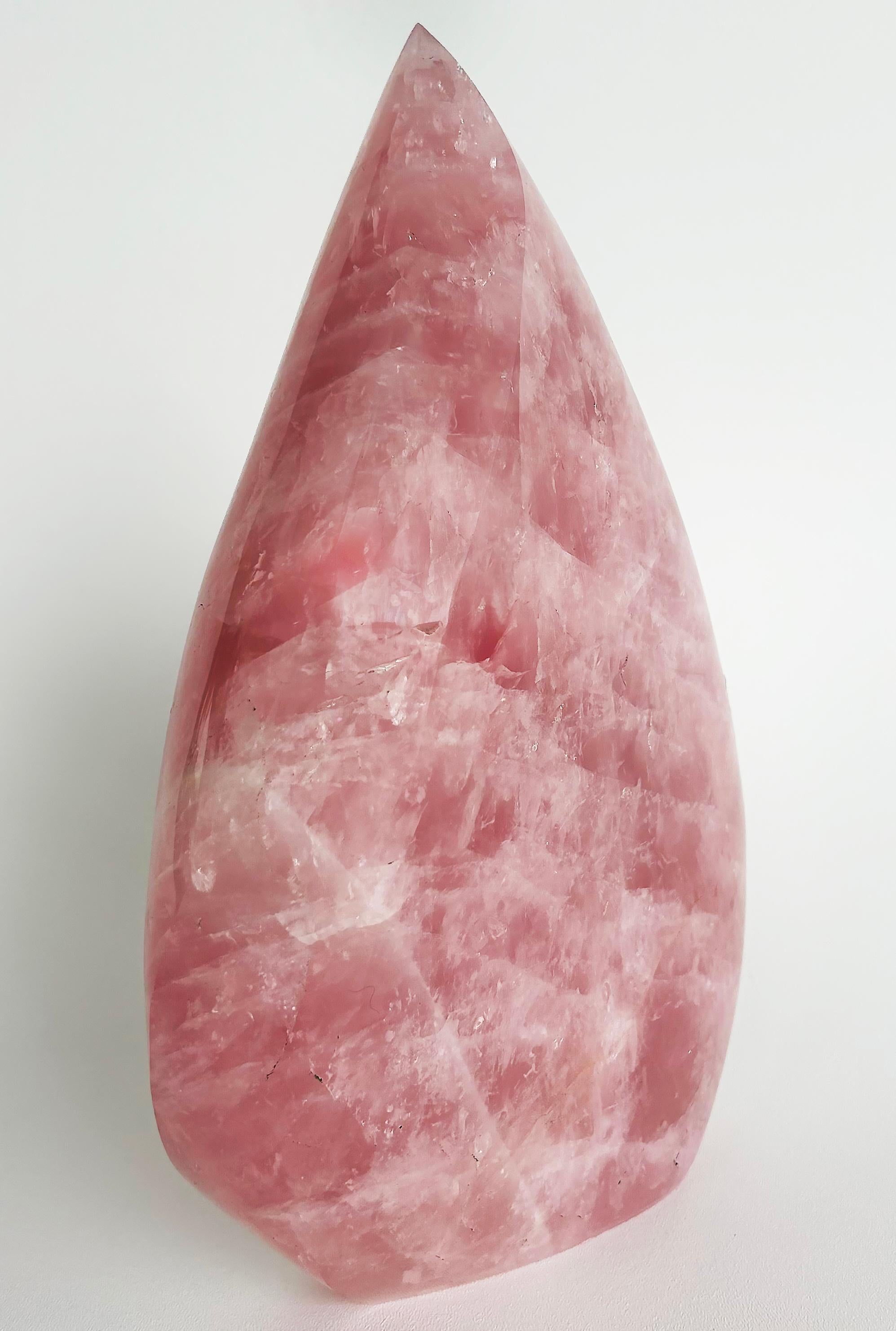 Gran espécimen de lágrima de cuarzo rosa brasileño en forma de llama que pesa 11,2 libras en Bueno estado para la venta en Miami, FL