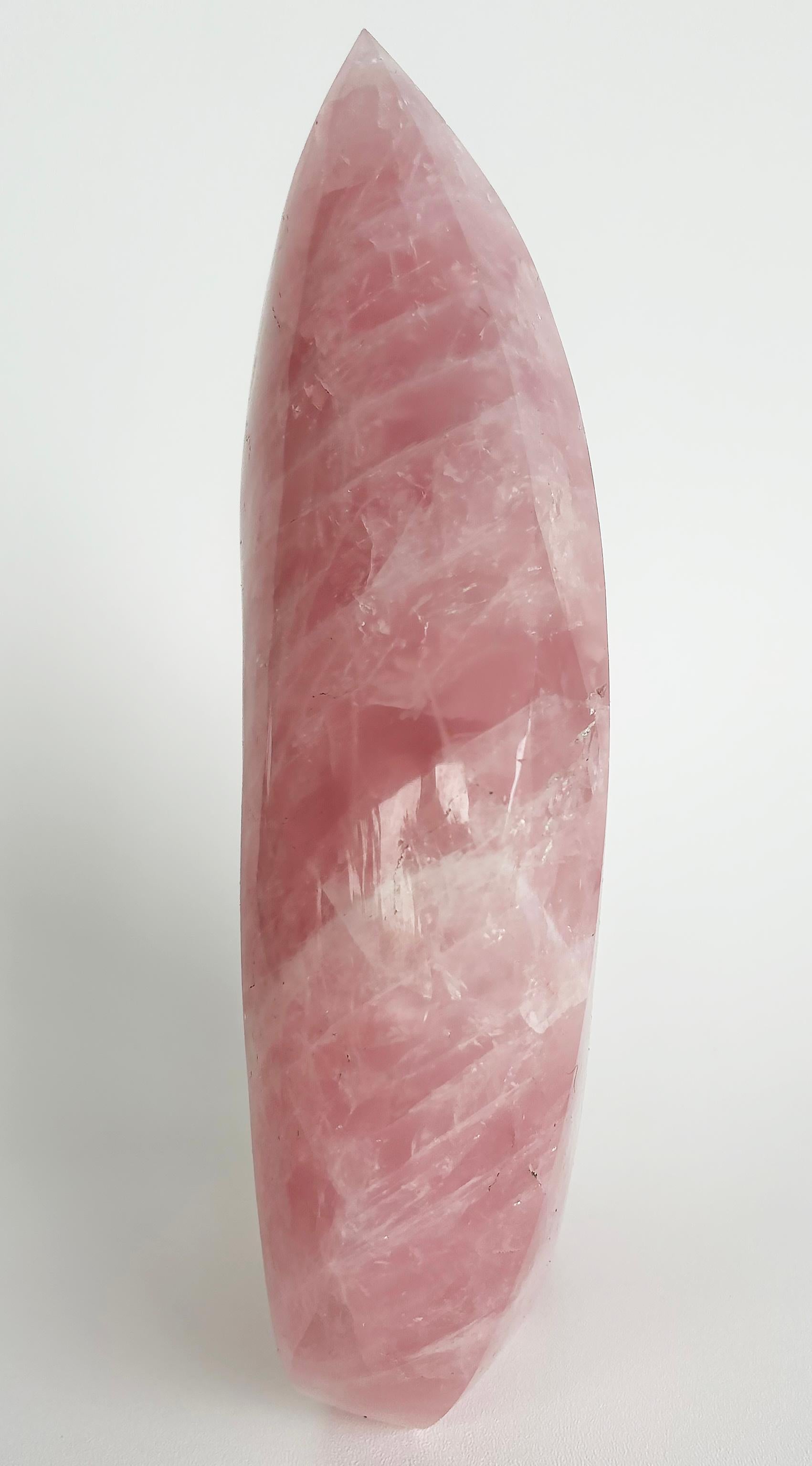 Gran espécimen de lágrima de cuarzo rosa brasileño en forma de llama que pesa 11,2 libras siglo XVIII y antes en venta